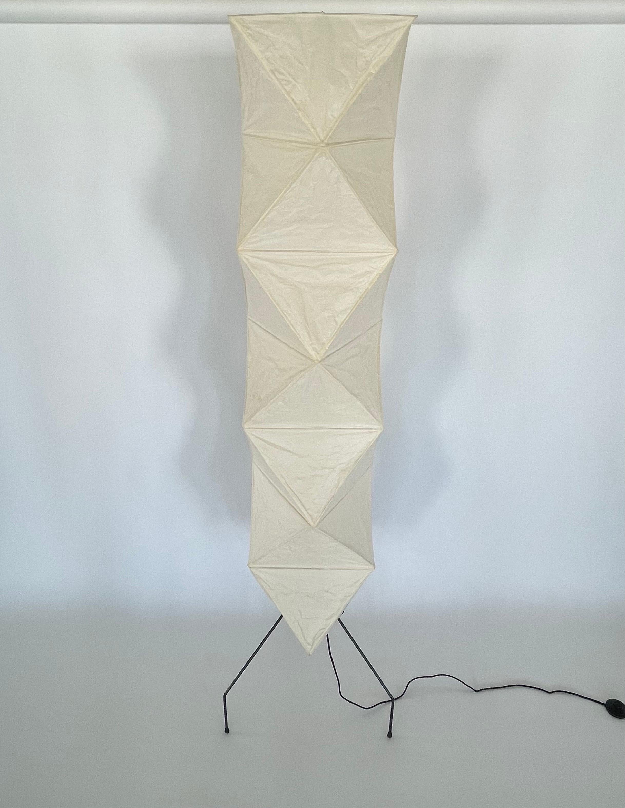 Acier Lampadaire sculpté modèle UF4-L8 d'Isamu Noguchi Akari, Japon, 2021 en vente