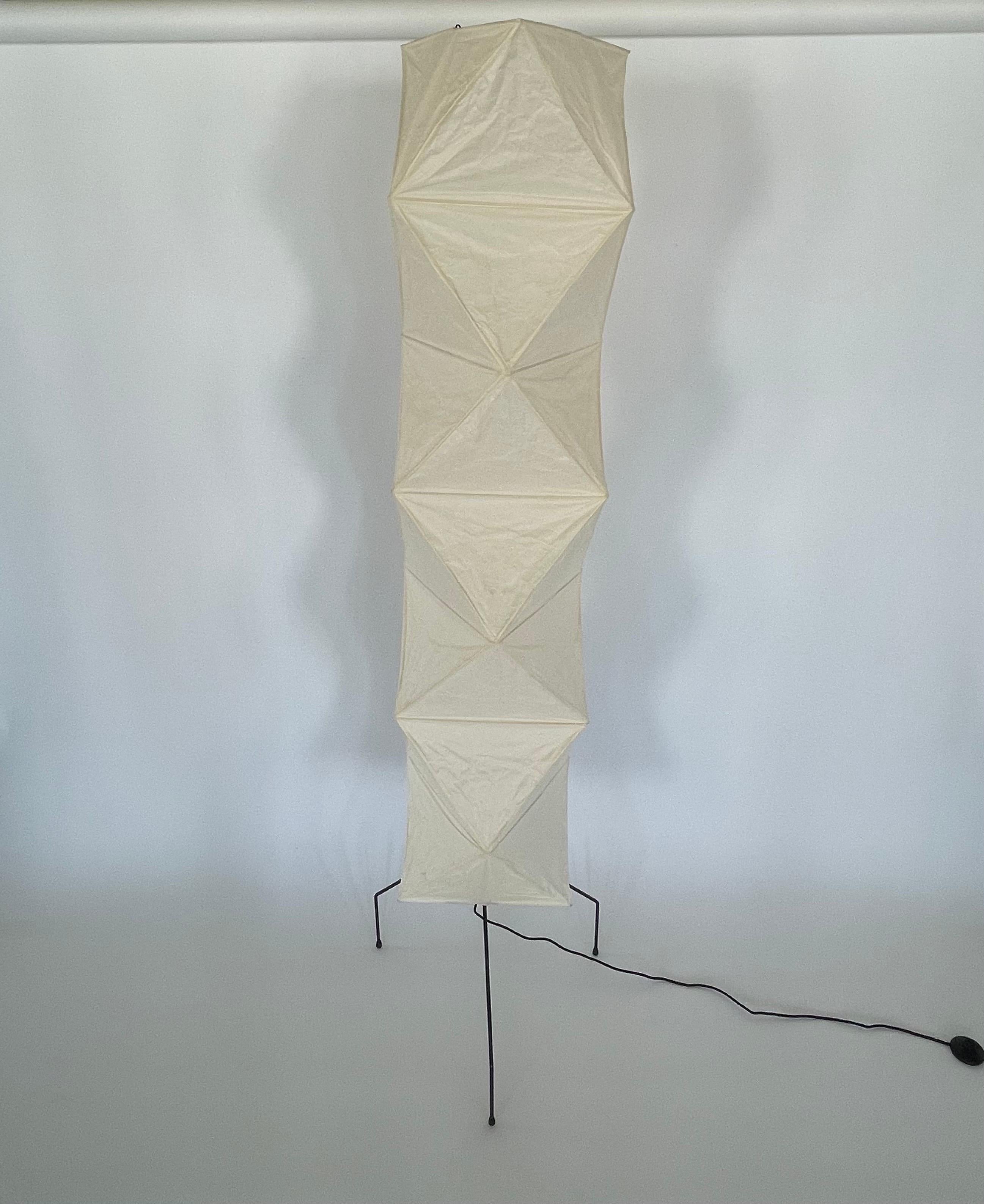 Lampadaire sculpté modèle UF4-L8 d'Isamu Noguchi Akari, Japon, 2021 en vente 1
