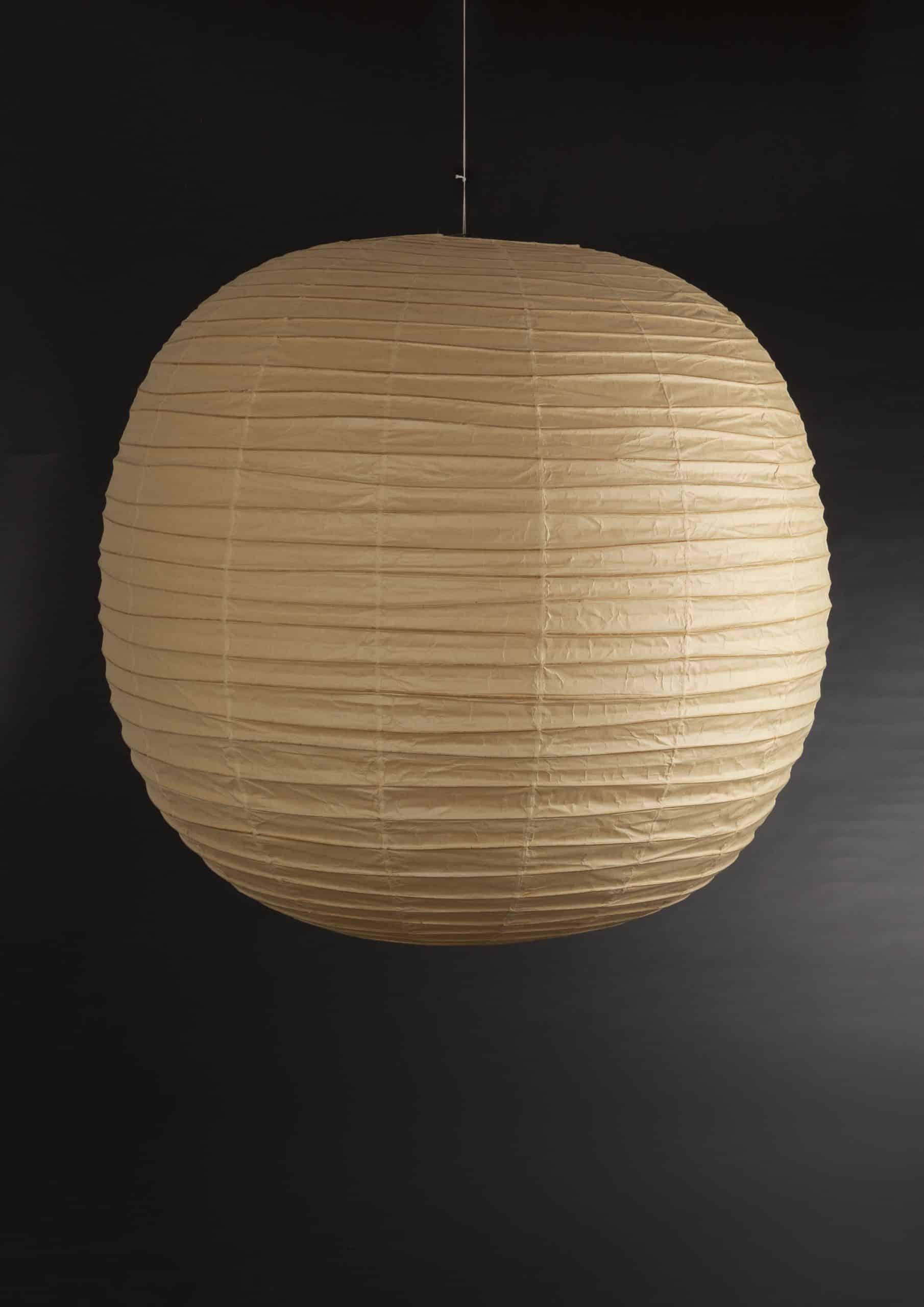 This Akari 125F is the biggest model designed by Isamu Noguchi.
This piece is a 1st edition dating from the 50th/60th