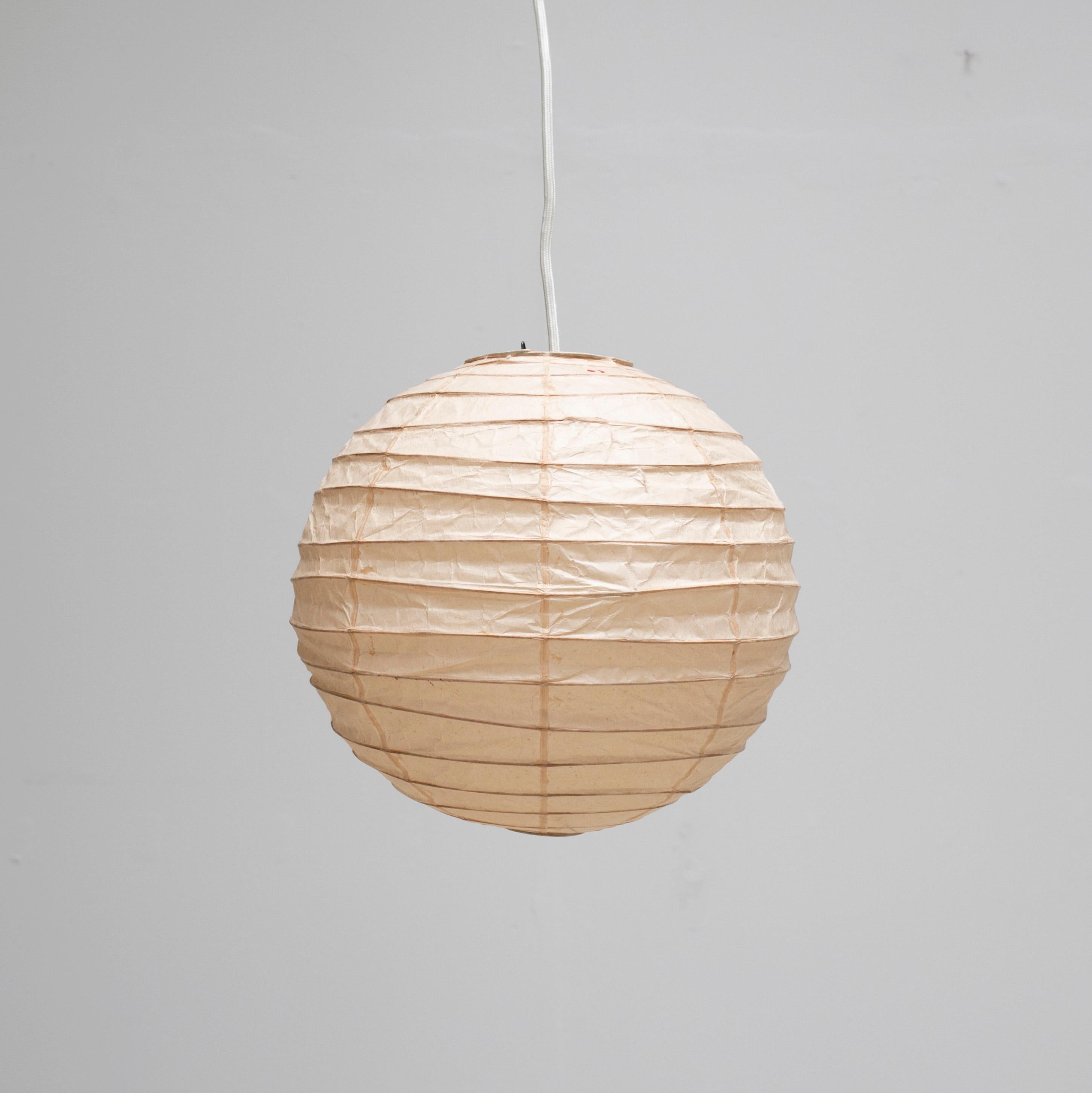 Vintage Akari pendant lamp designed by Isamu Noguchi.
Made with washiest paper and thin strips of the bamboo.

There are some torn.
For the condition, see the images attached.