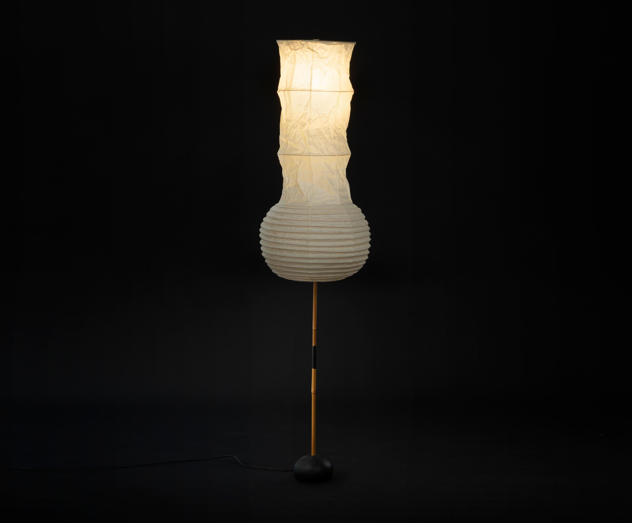 Isamu Noguchi Akari S2 on BB3 Base, Ozeki, 1951 Floor Lamp Bamboo Metal Paper In Good Condition For Sale In Lille, Hauts-de-France