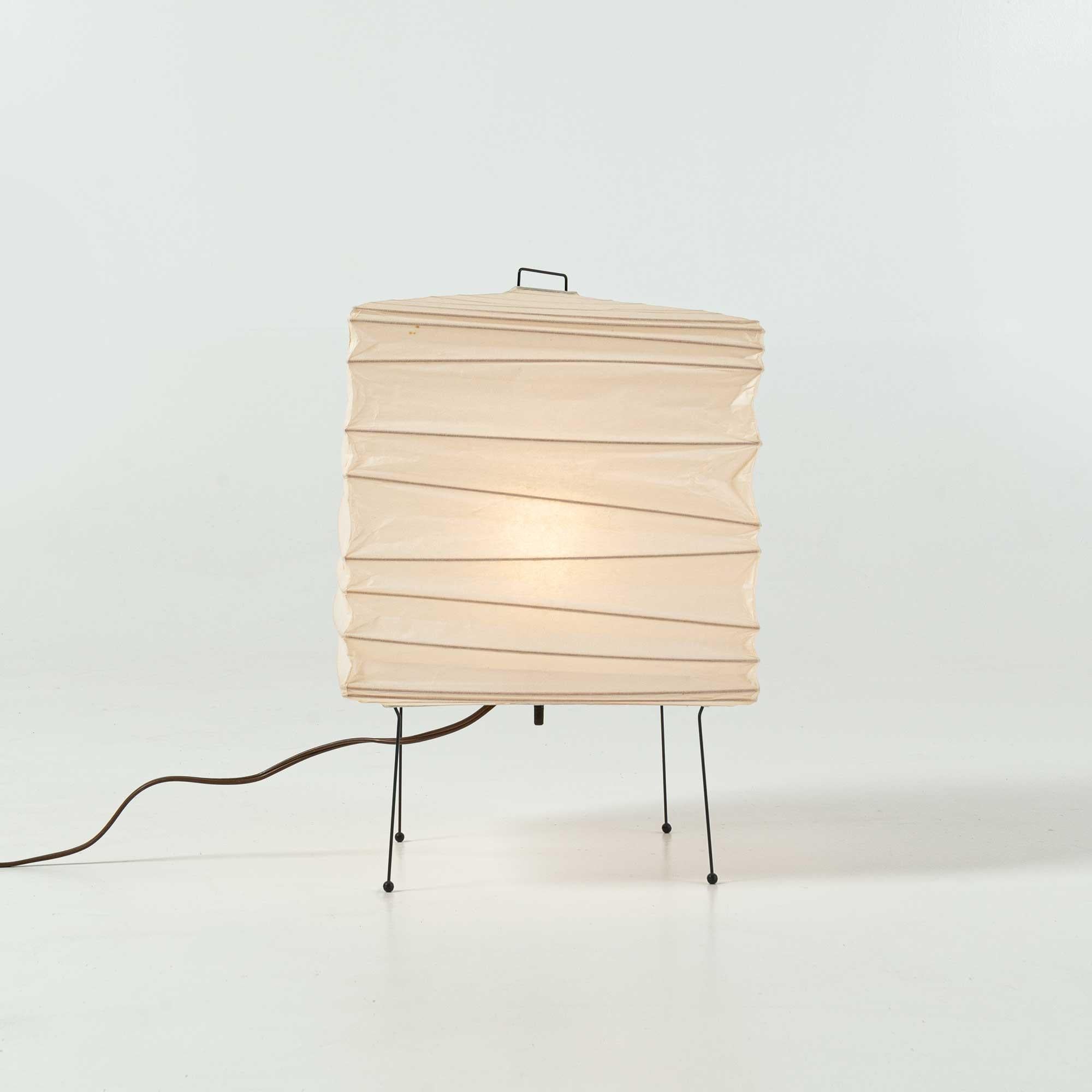 Lampe de table vintage Isamu Noguchi Akari modèle 3X, production du début des années 1980, provenant d'une succession à Washington. Abat-jour estampillé I+I, avec logo Lune et Soleil et Japon en dessous, branchement américain 110V. En bon état,