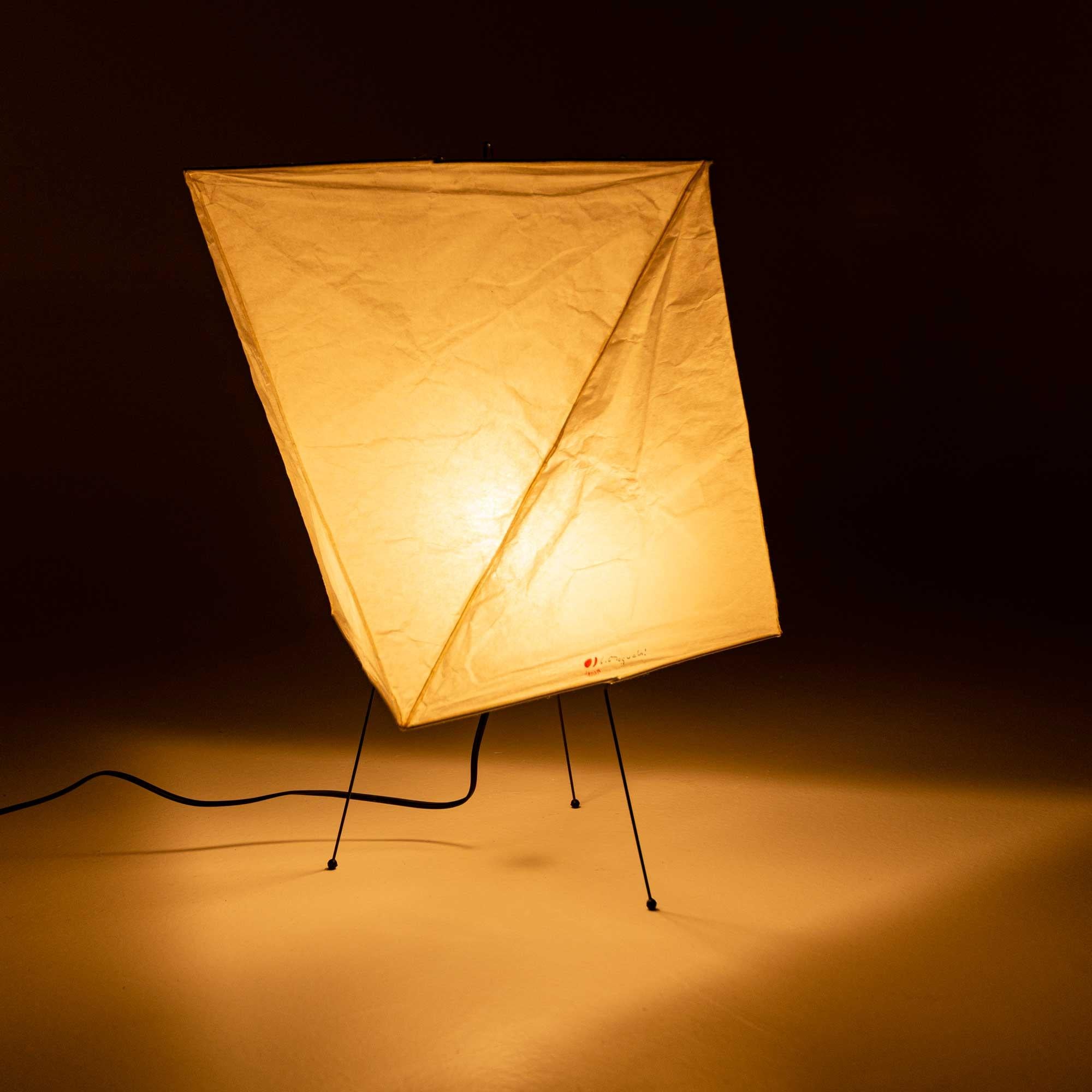 XXIe siècle et contemporain Lampe de bureau Isamu Noguchi Akari YA2, production des années 1990 en vente