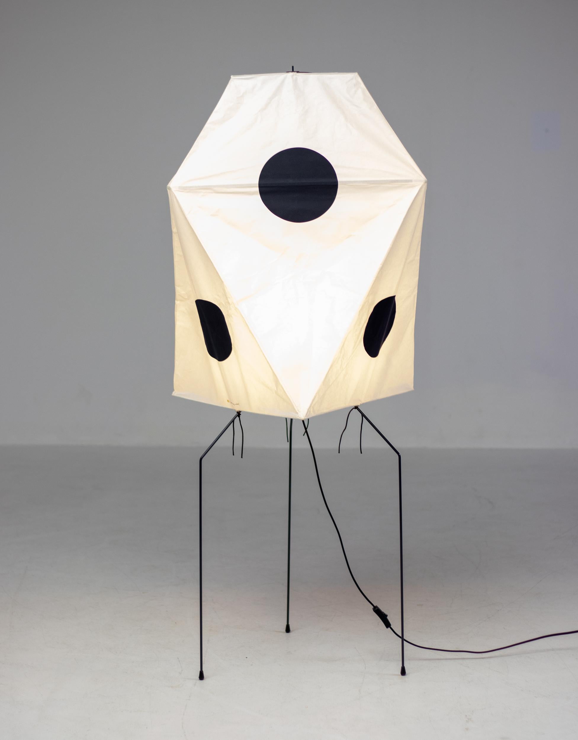 Lampadaire Akari UF-3Q conçu par Isamu Noguchi, 1951. Fabriqué par Ozeki & Co. au Japon. 
Structure en bambou recouverte de papier washi soutenue par une base en métal revêtu. Câblée aux normes américaines. 
Ce luminaire est équipé d'une seule