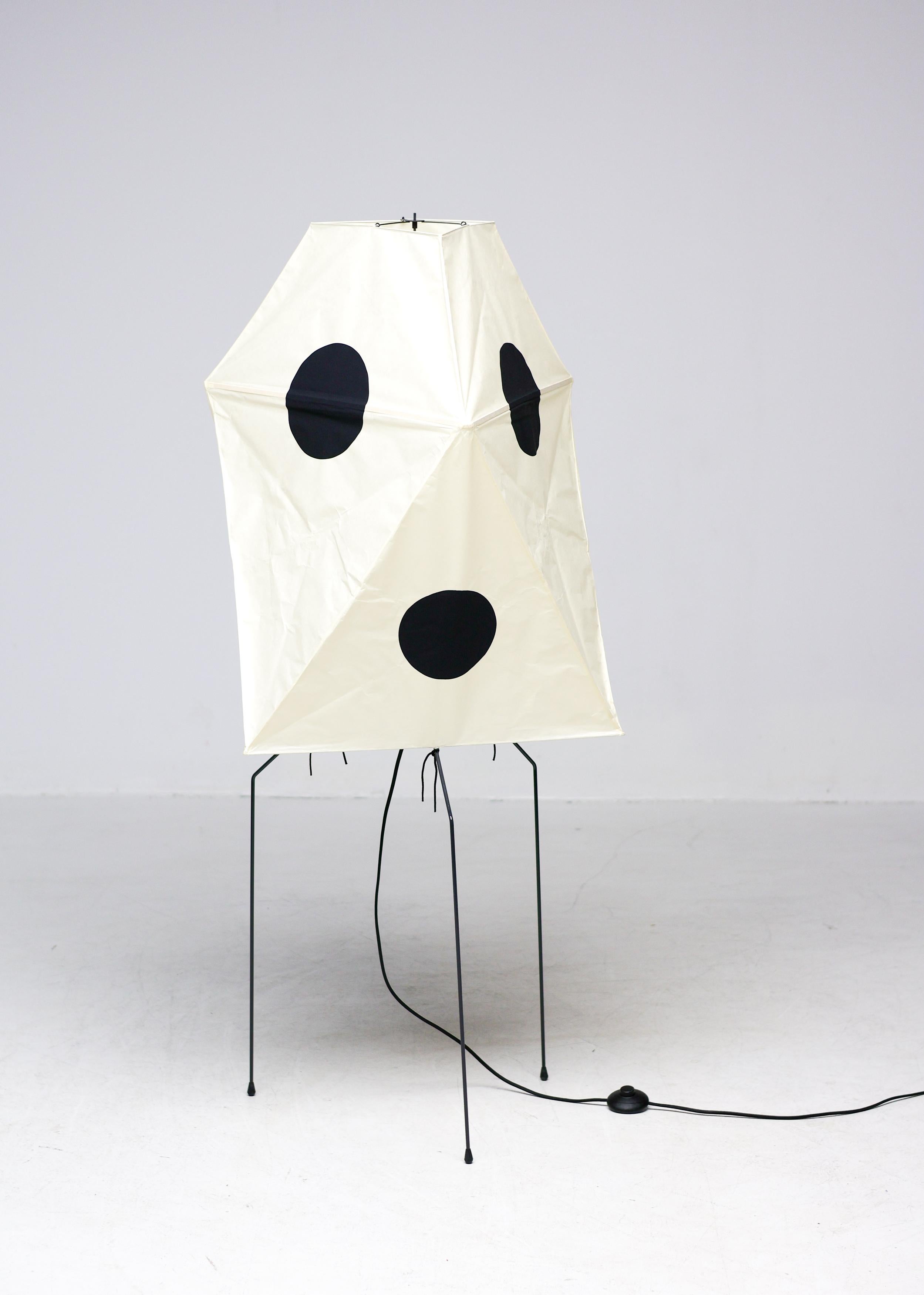 Élevez votre espace avec cette sculpture lumineuse emblématique Akari UF-3Q d'Isamu Noguchi, qui fait partie de sa célèbre série Akari Light Sculpture. Conçues au milieu du XXe siècle, les lampes Akari de Noguchi incarnent l'harmonie parfaite entre