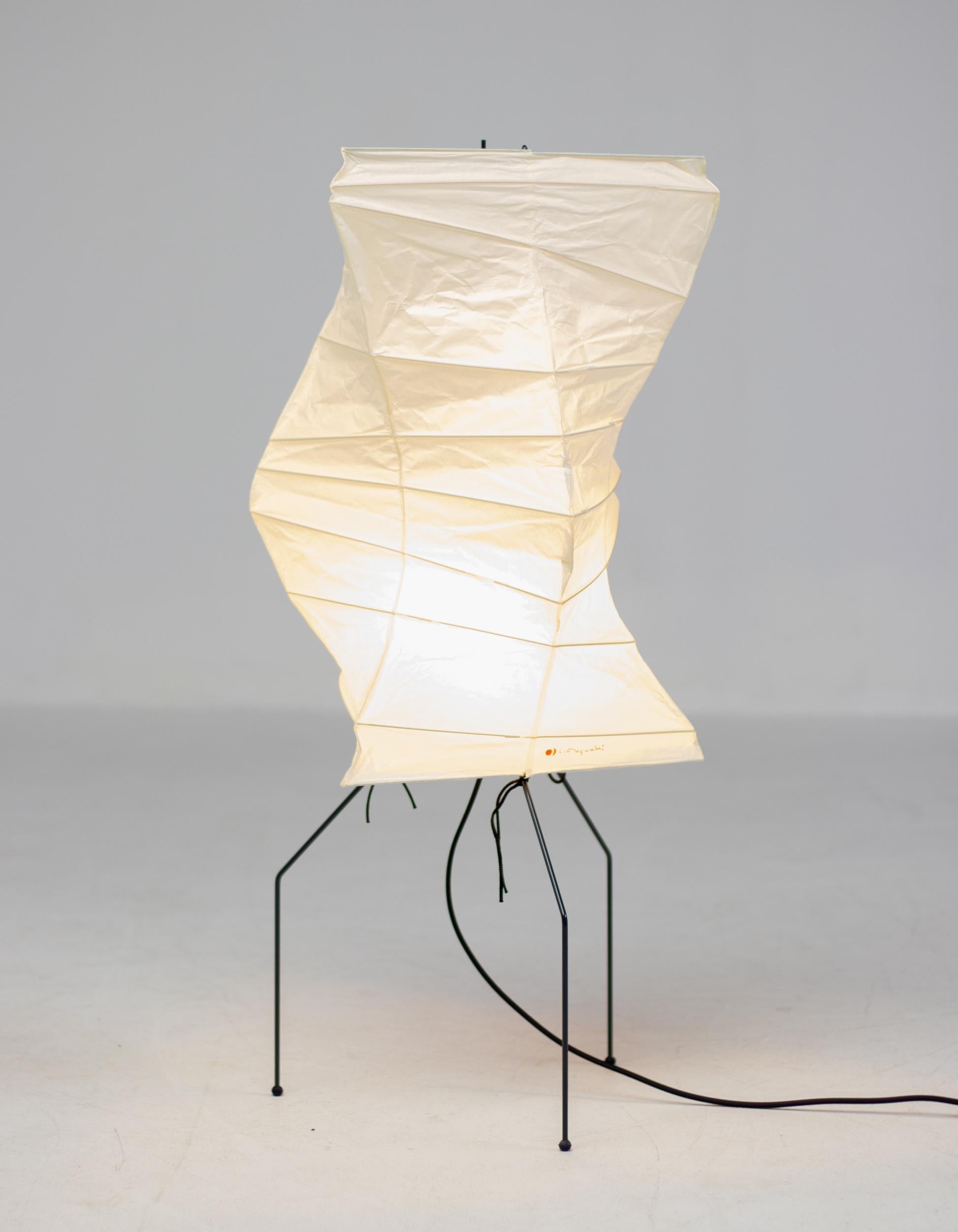 Lampada da tavolo o da terra numero UF2--33N di Isamu Noguchi per Akari. 
Versione originale abbastanza recente prodotta da Ozeki & co in Giappone. 
Carta di riso, metallo smaltato. Conserva il timbro originale del produttore.
Eccellenti condizioni