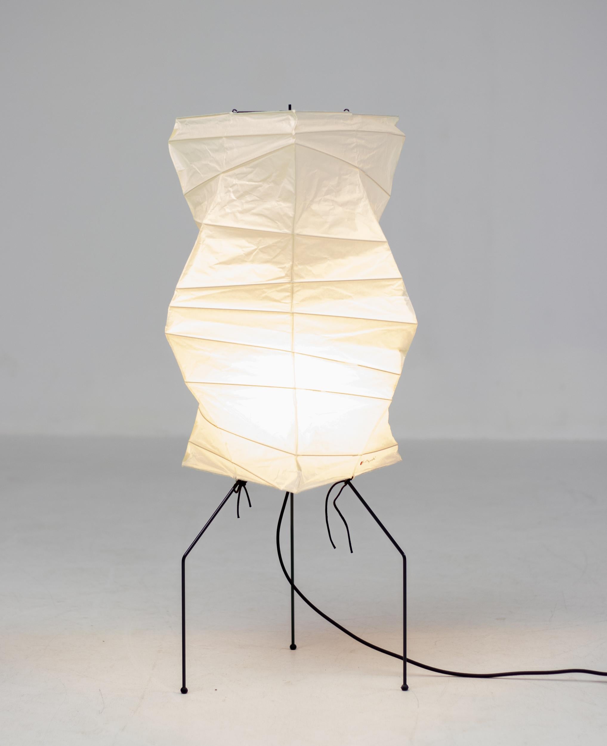 Giapponese Isamu Noguchi Akari UF2-33N Light in vendita