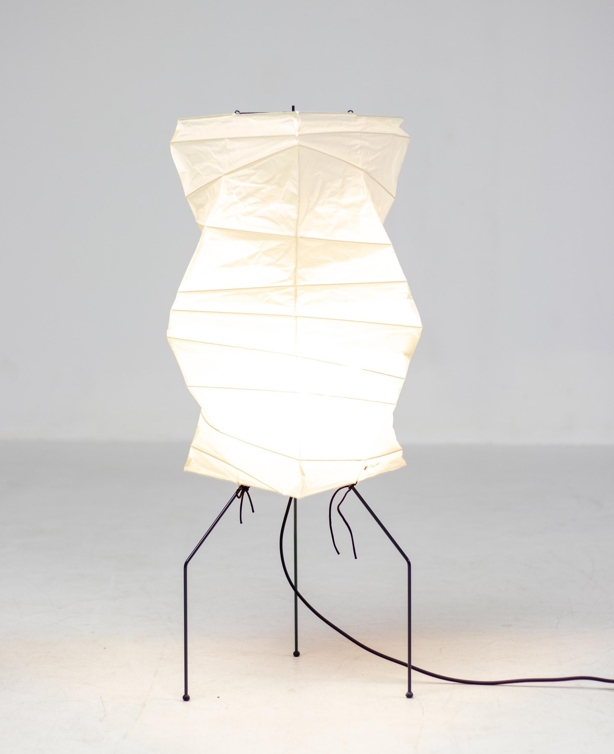 Enameled Isamu Noguchi Akari UF2-33N Table Lamp