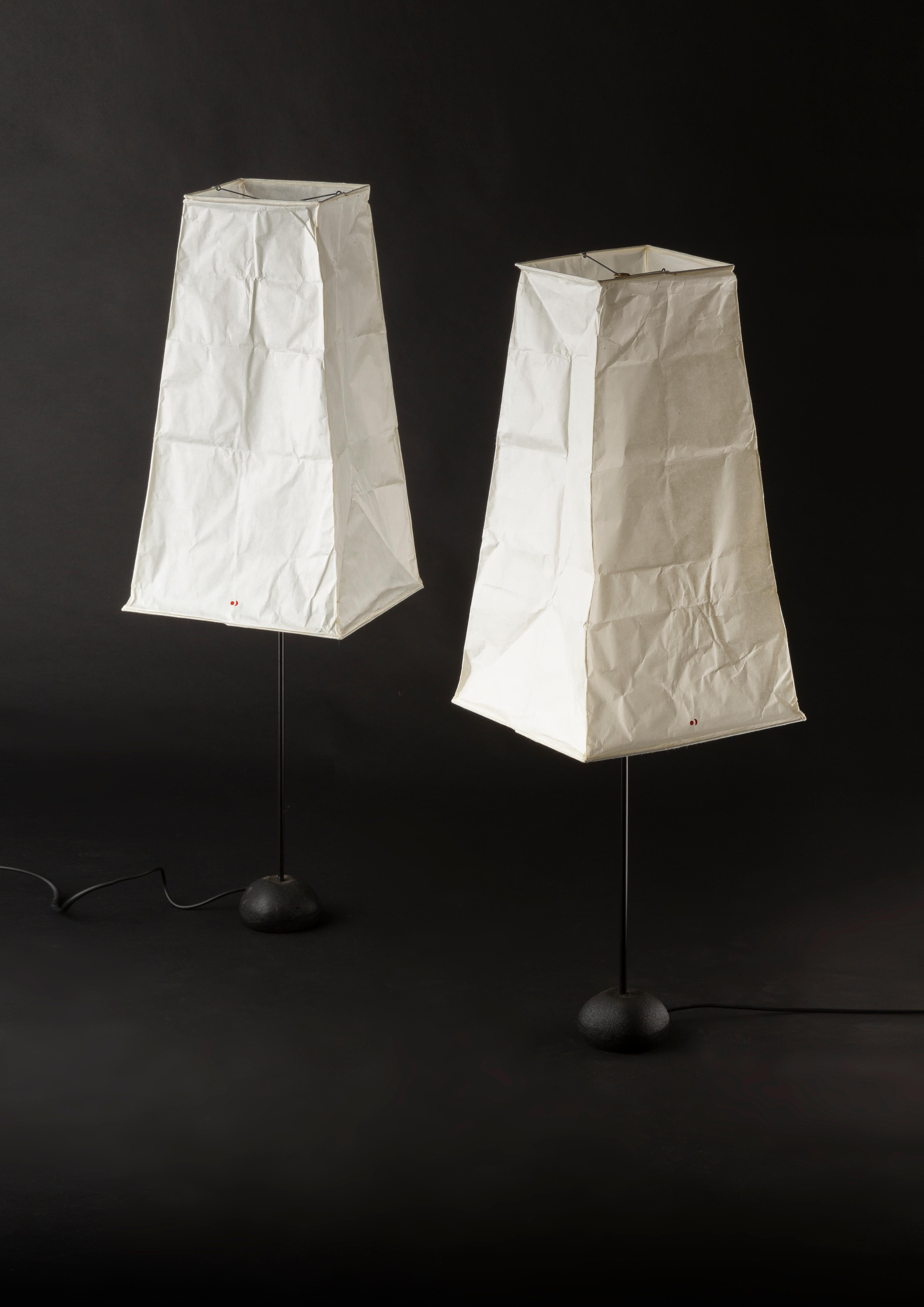 A pair of Akari model « V2 » on « Single Stem Base » (T2) by Isamu Noguchi
Original shade in washi
Structure in black lacquered metal & pebble base in cast iron and black lacquered metal stem
Hand-made form realized by Ozeki Company, Gifu,
