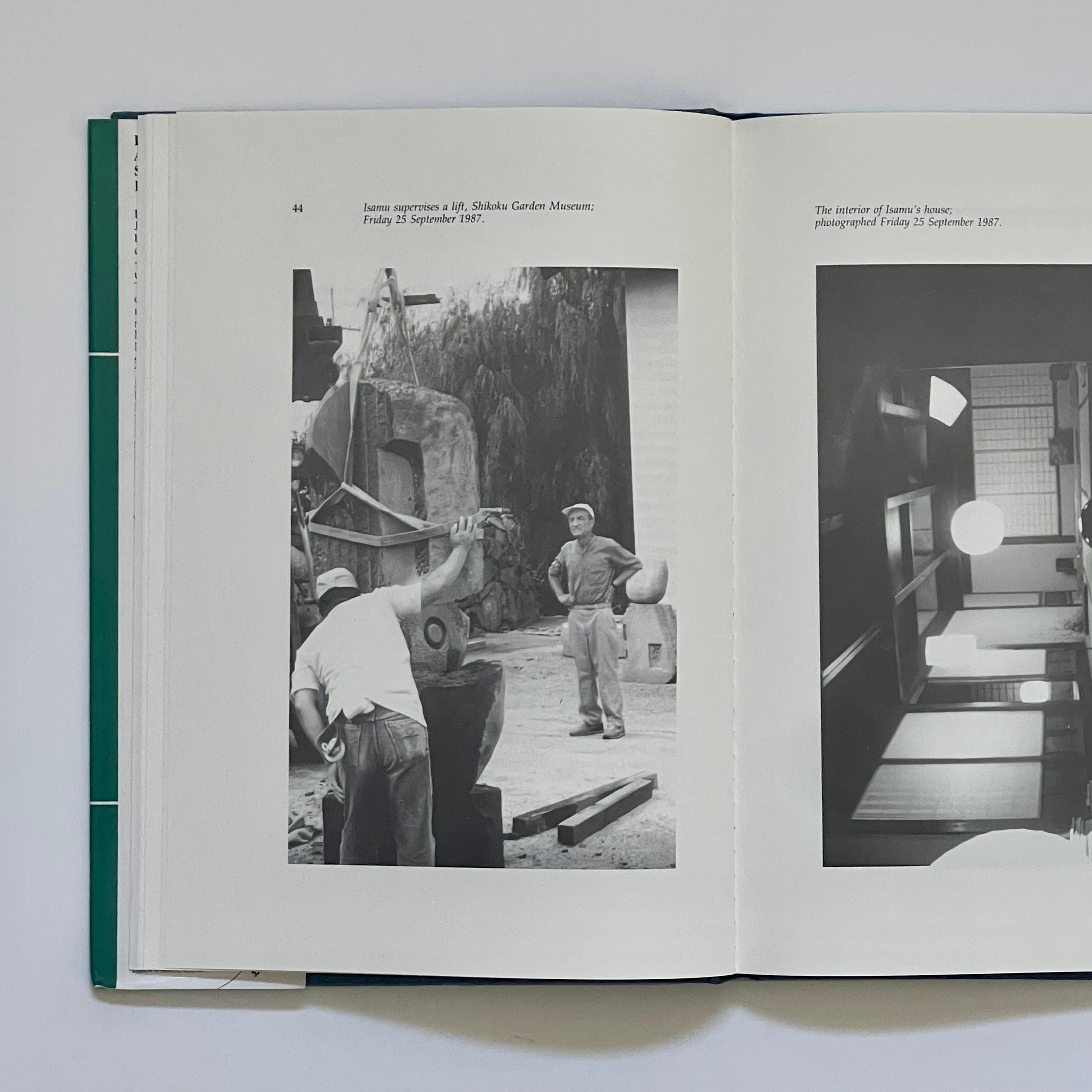 Première édition, publiée par Seagull Books, Sussex, Angleterre 1992.

Une étude de la pratique d'Isamu Noguchi par le célèbre sculpteur Tim Threlfall, qui explore certains des éléments - tels que la collaboration, l'environnement et l'humanisme -