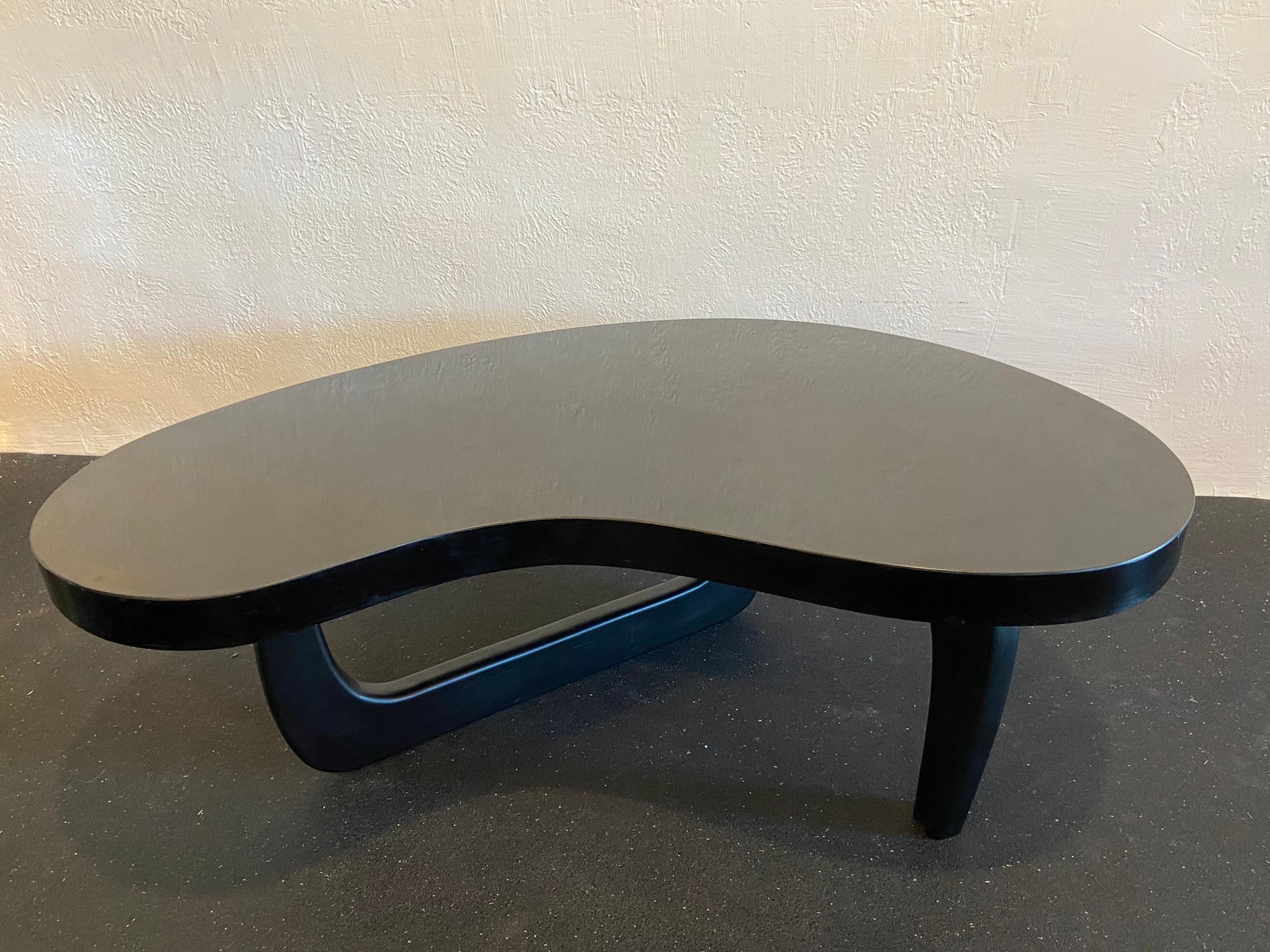 Mid-Century Modern Isamu Noguchi Style Biomorphic Coffee Table For Sale