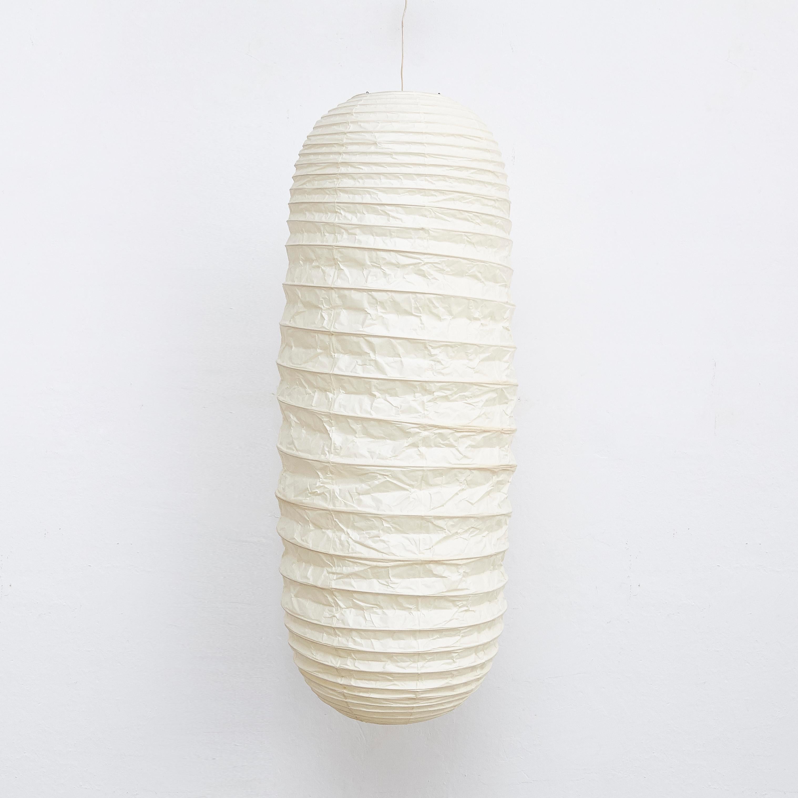Ceiling Lamp, designed by Isamu Noguchi.
Manufactured by Ozeki & Company Ltd. (Japan.)
Bamboo ribbing structure covered by washi paper manufactured according to the traditional procedures.

In good vintage condition.

Edition signed with