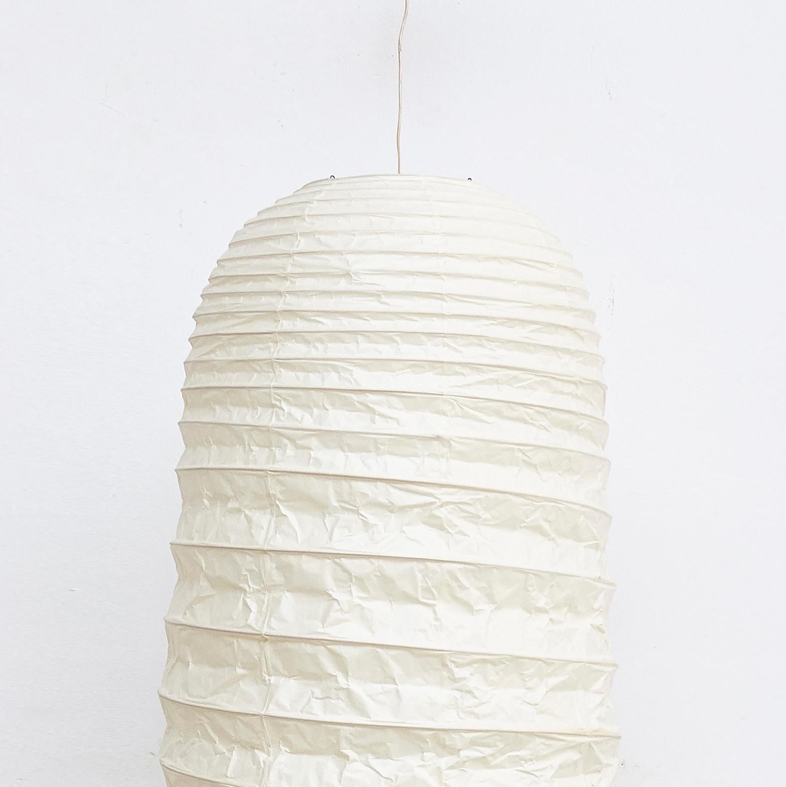 Ceiling lamp, designed by Isamu Noguchi.
Manufactured by Ozeki & Company Ltd. (Japan.)
Bamboo ribbing structure covered by washi paper manufactured according to the traditional procedures.

In good vintage condition.

Edition signed with