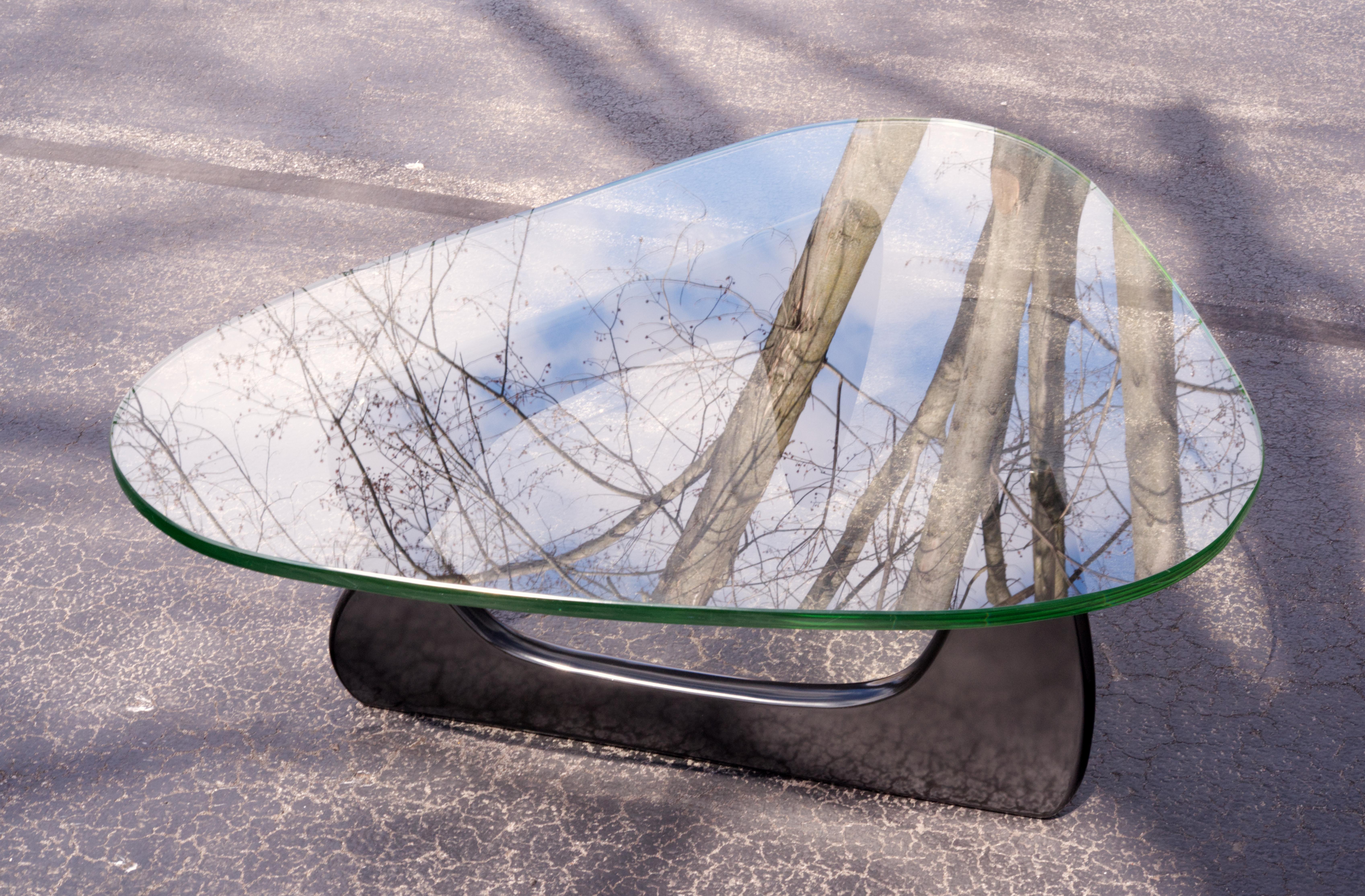 Glass Isamu Noguchi coffee table by Herman Miller.  For Sale