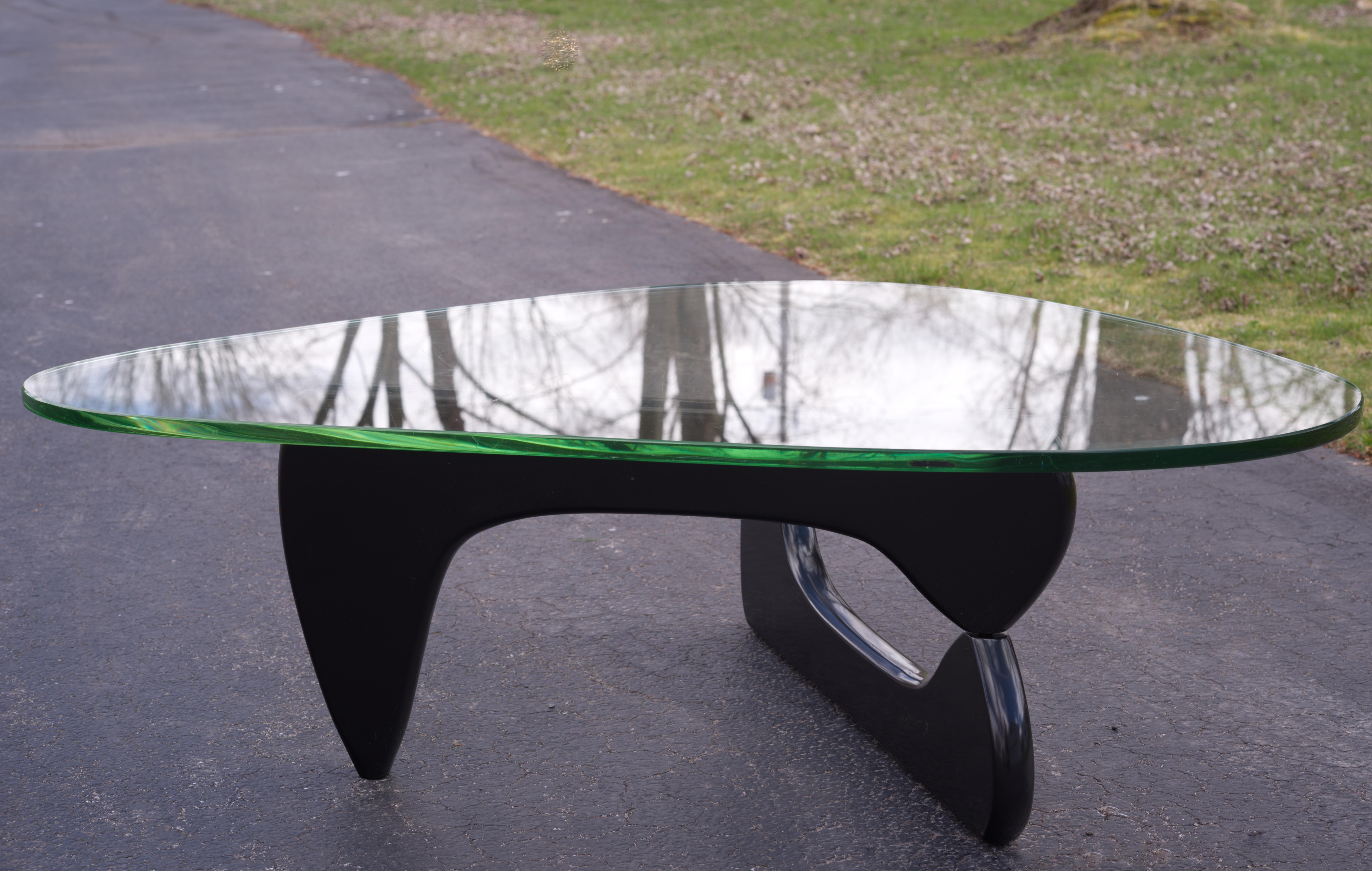 For your viewing is Isamu Noguchi Coffee Table produced between 1965 and 1980. Over all height is 15.75