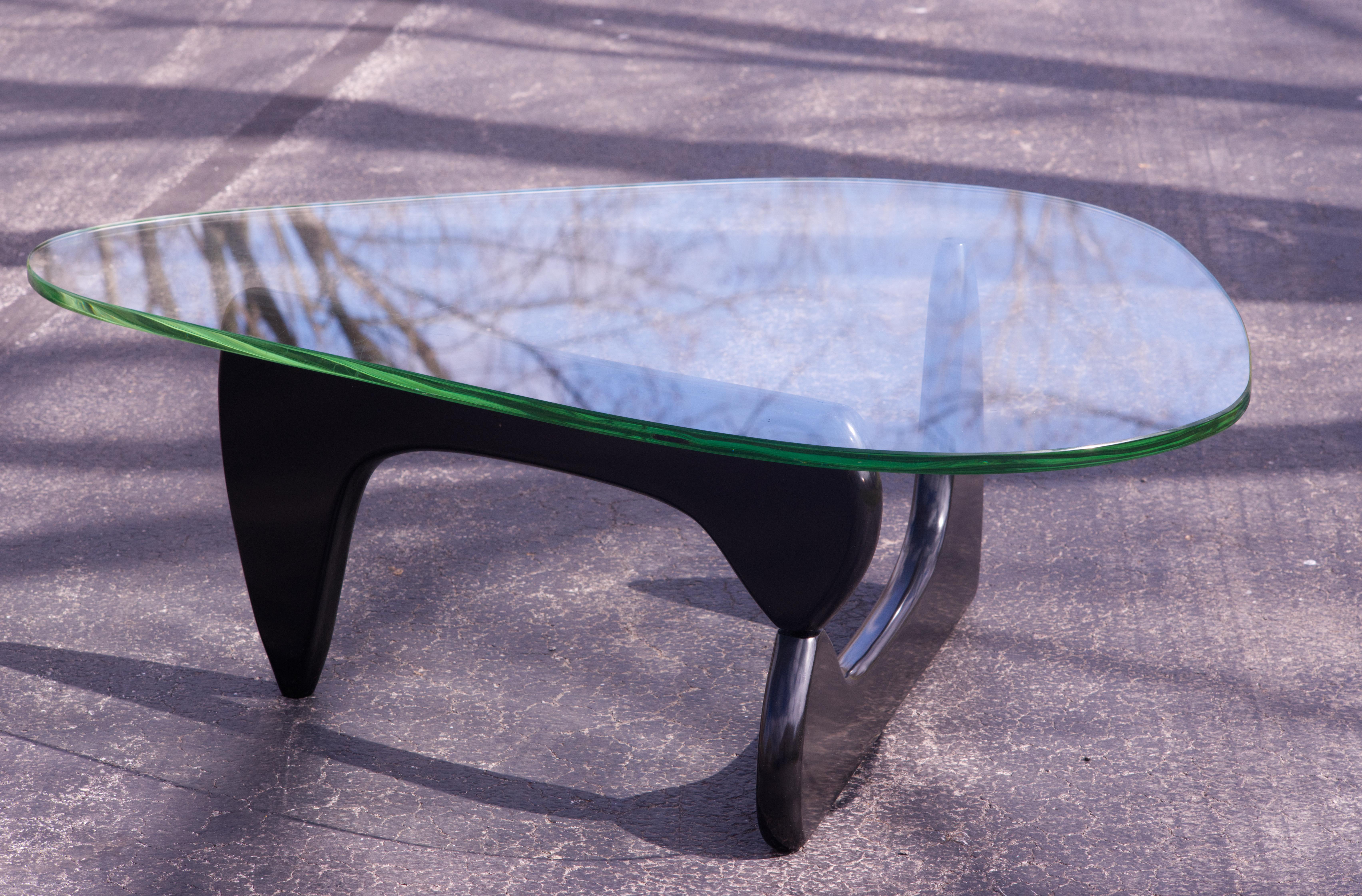 Lacquered Isamu Noguchi coffee table by Herman Miller.  For Sale