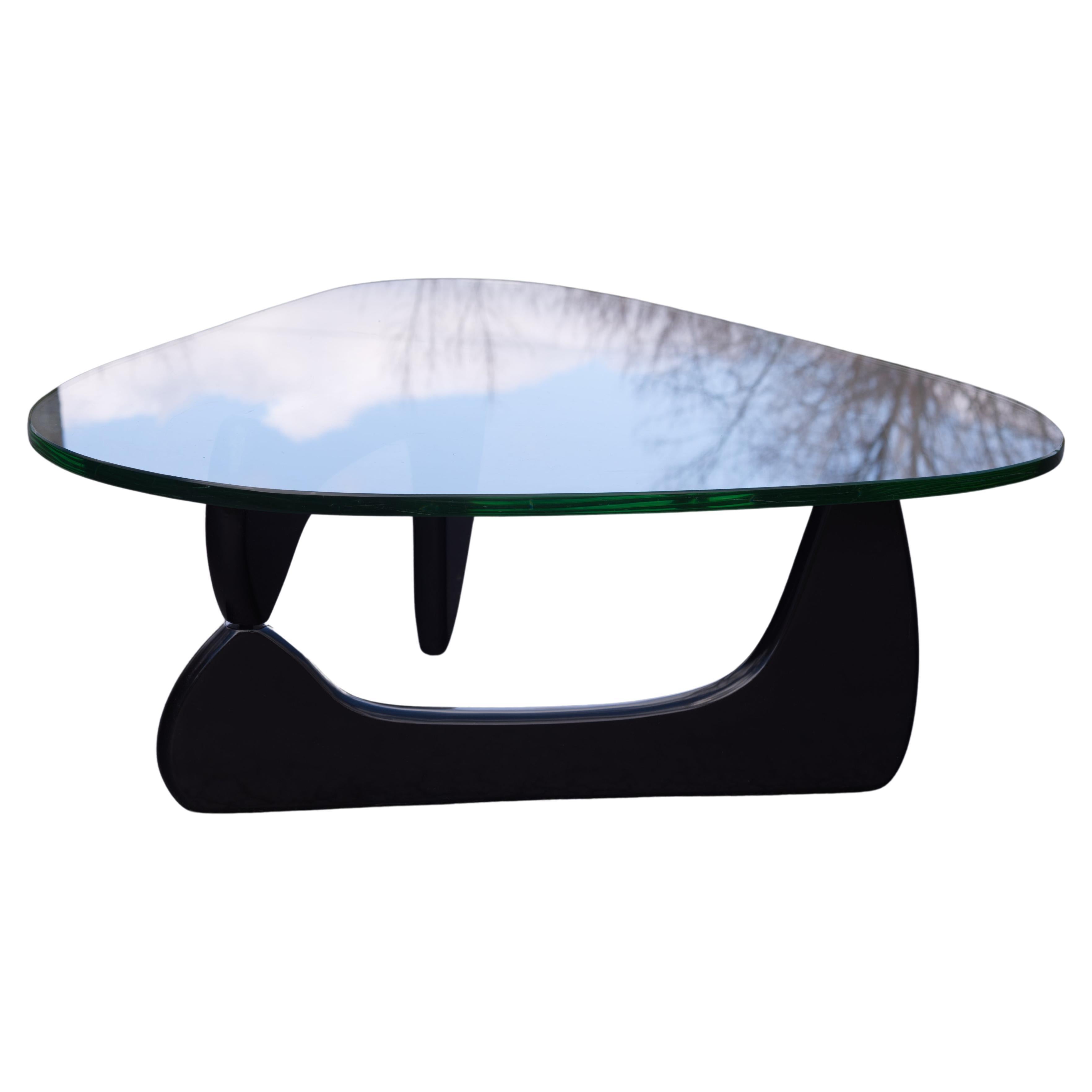 Isamu Noguchi coffee table by Herman Miller. 