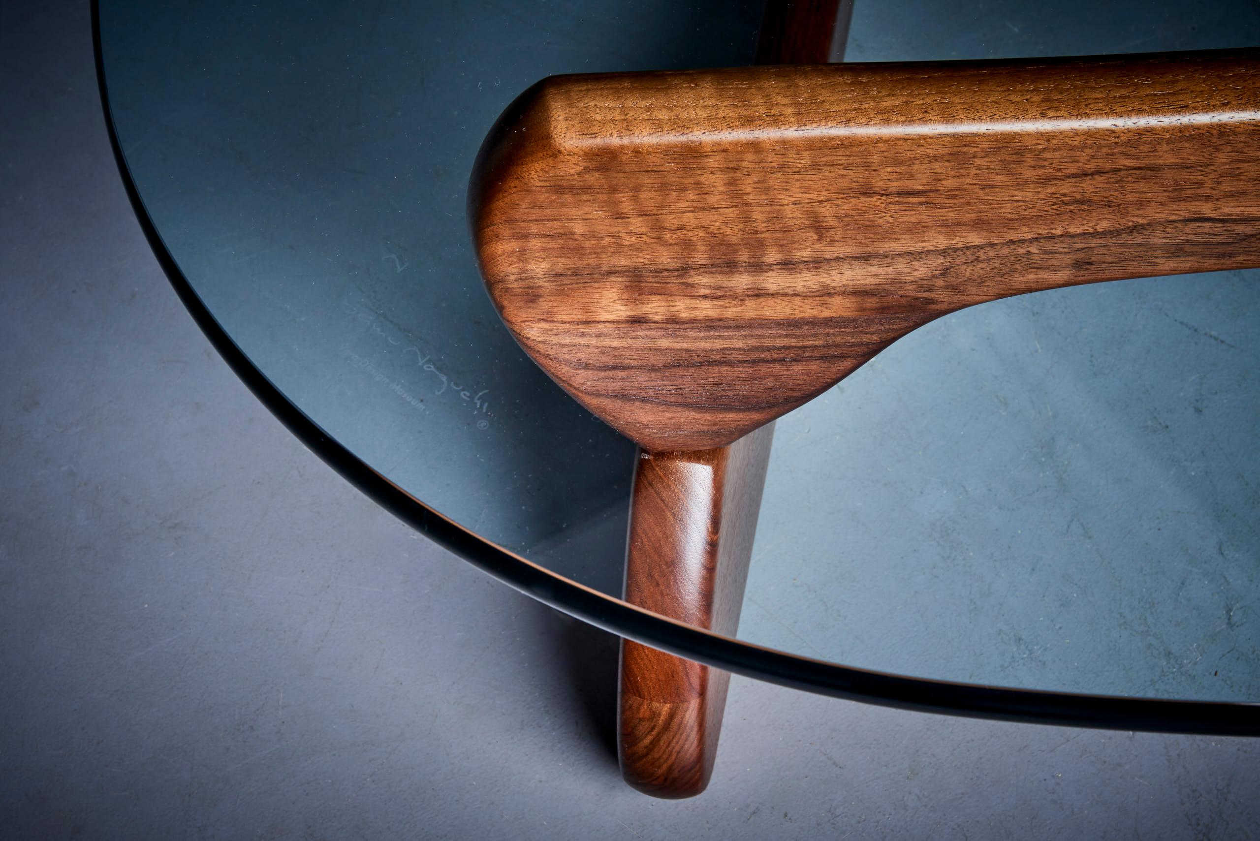 Isamu Noguchi, Couchtisch aus Nussbaum von Vitra (Moderne der Mitte des Jahrhunderts)