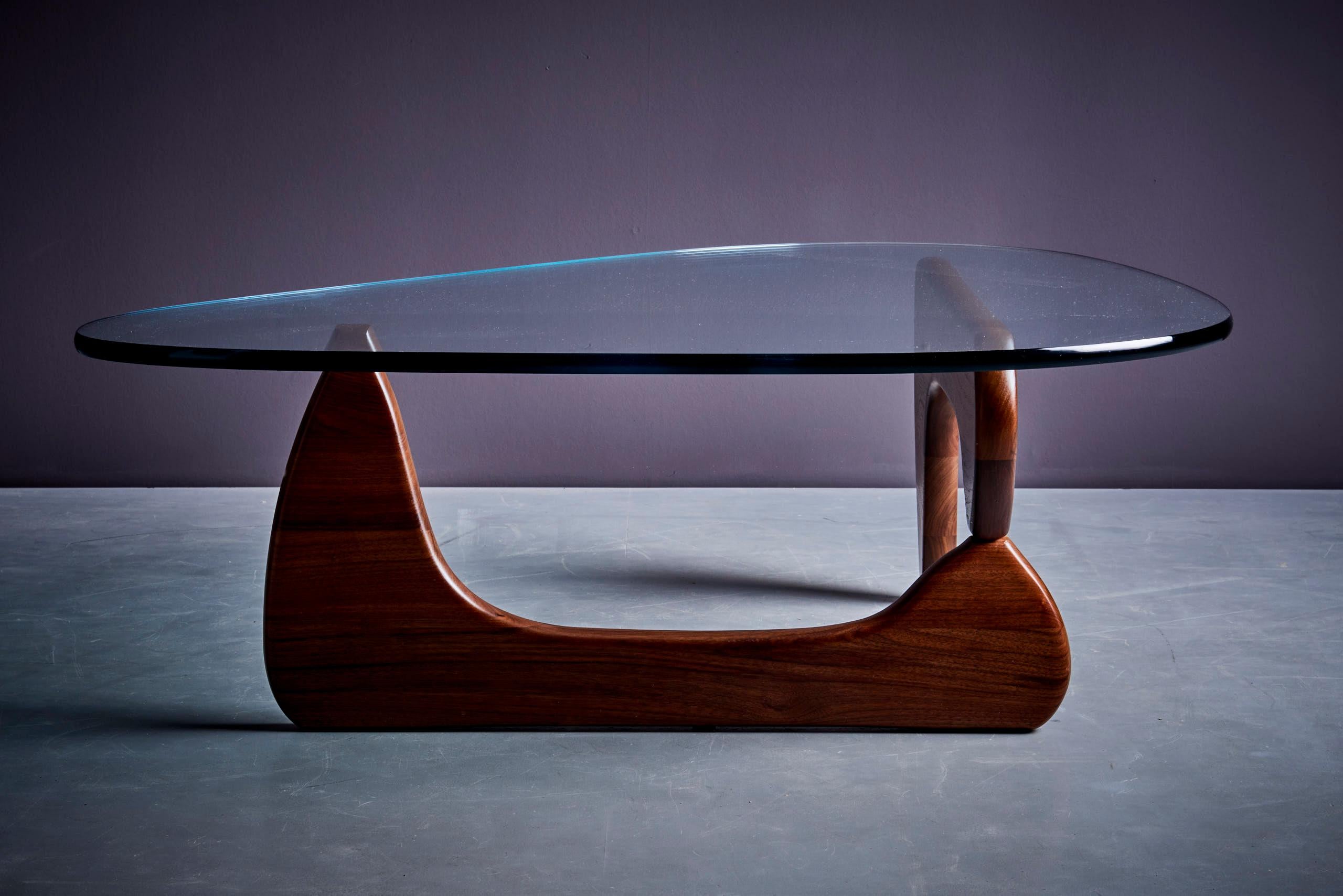 Isamu Noguchi, Couchtisch aus Nussbaum von Vitra im Zustand „Gut“ in Berlin, DE