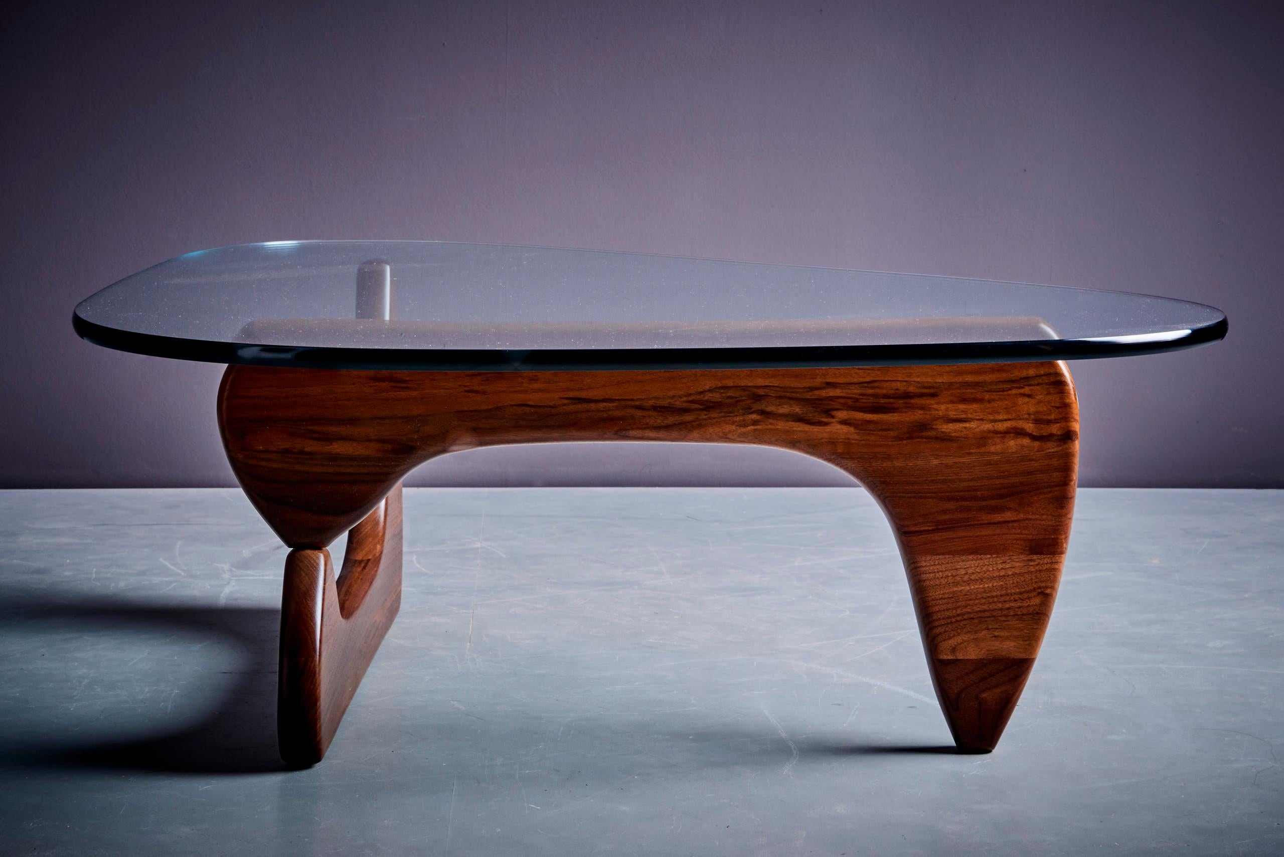 Isamu Noguchi, Couchtisch aus Nussbaum von Vitra (Mitte des 20. Jahrhunderts)
