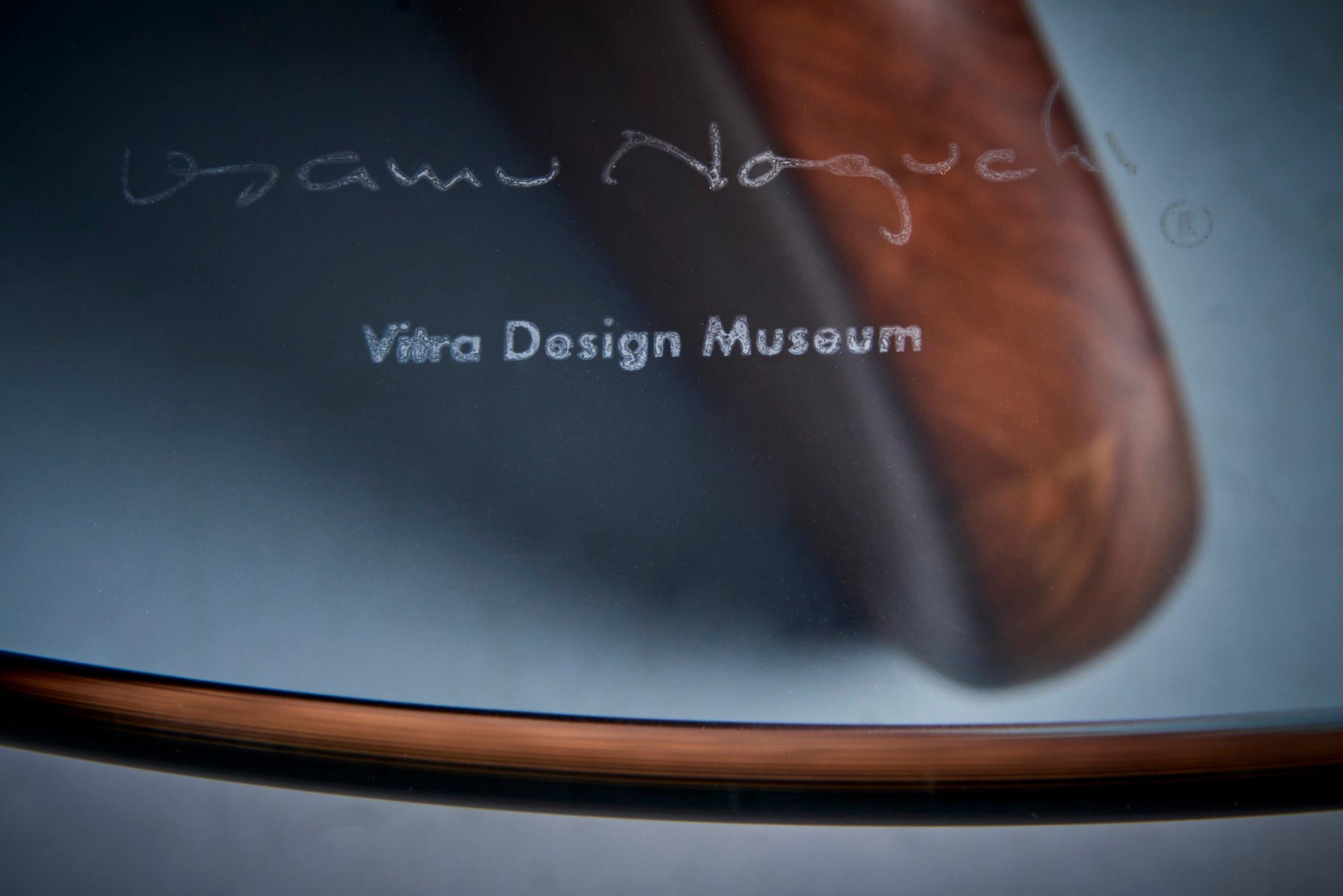 Isamu Noguchi, Couchtisch aus Nussbaum von Vitra (Glas)