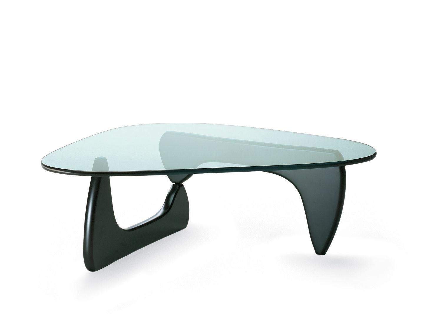 Sculptural coffee table designed by Isamu Noguchi in 1944.
Manufactured by Vitra, Switzerland.

The organic forms of the coffee table designed by Isamu Noguchi, who was active both as a sculptor and designer, are reminiscent of his biomorphic