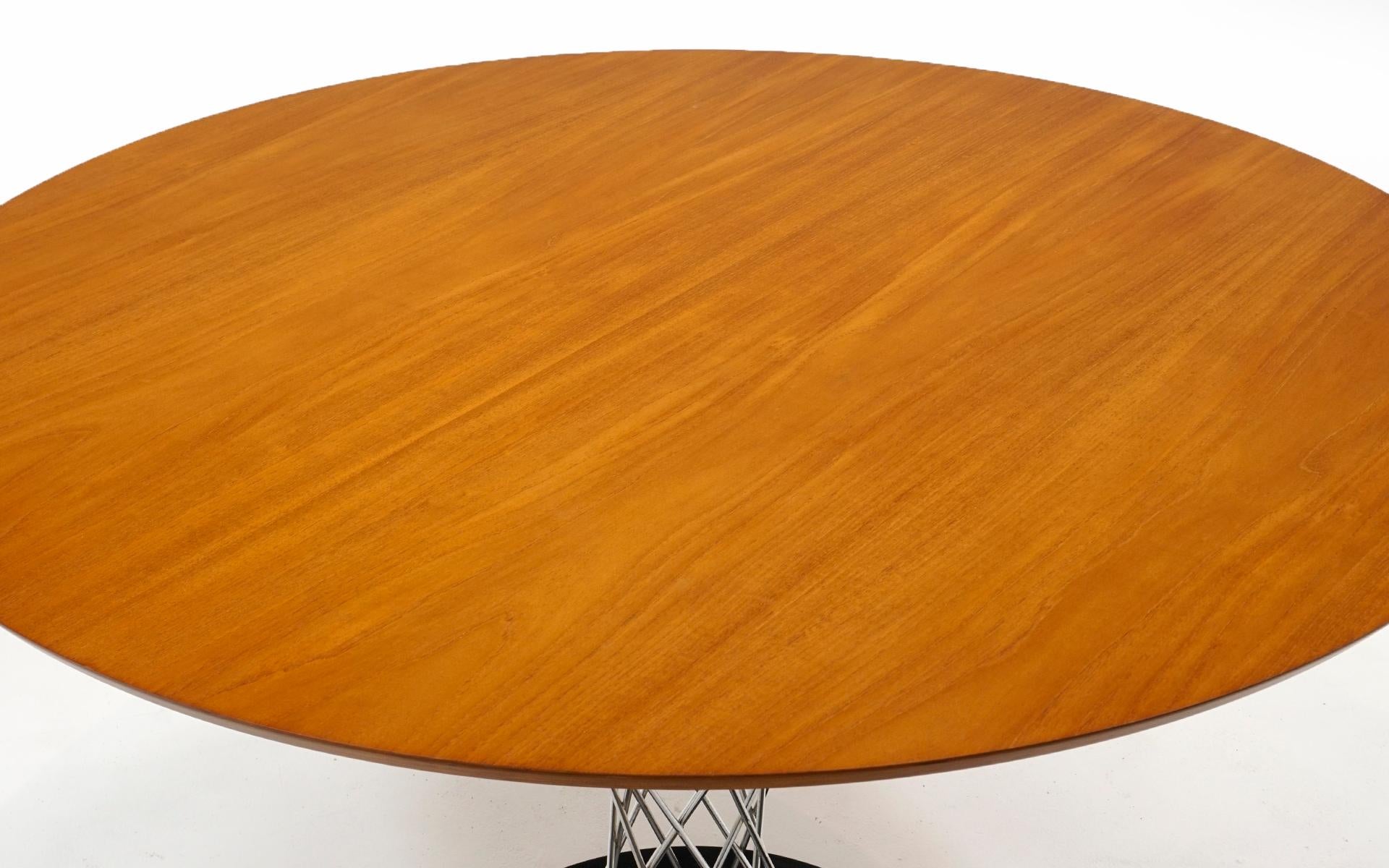Mid-Century Modern Table de salle à manger/table centrale Cyclone d'Isamu Noguchi. Plateau en teck, supports chromés, base en fer