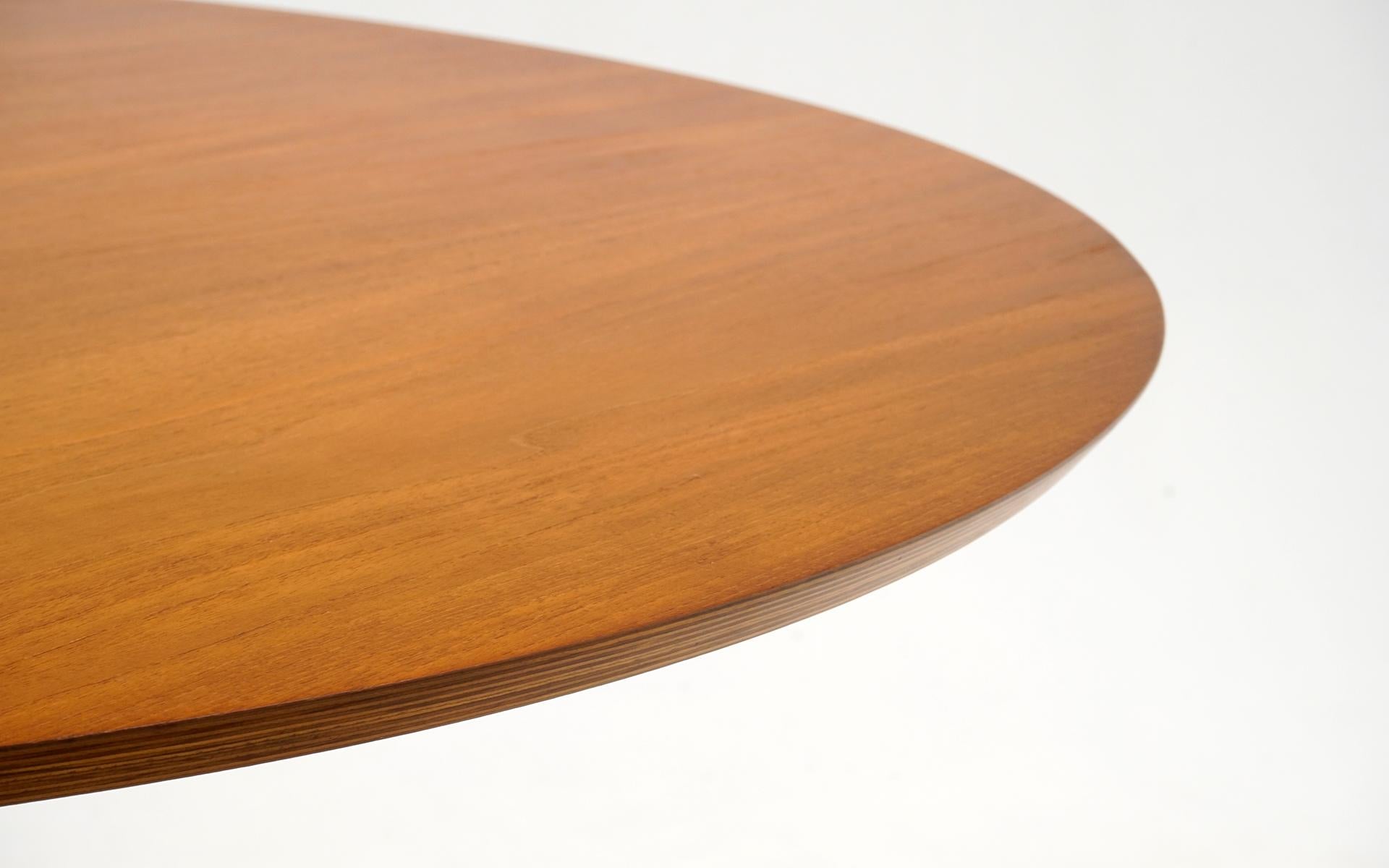 Chrome Table de salle à manger/table centrale Cyclone d'Isamu Noguchi. Plateau en teck, supports chromés, base en fer