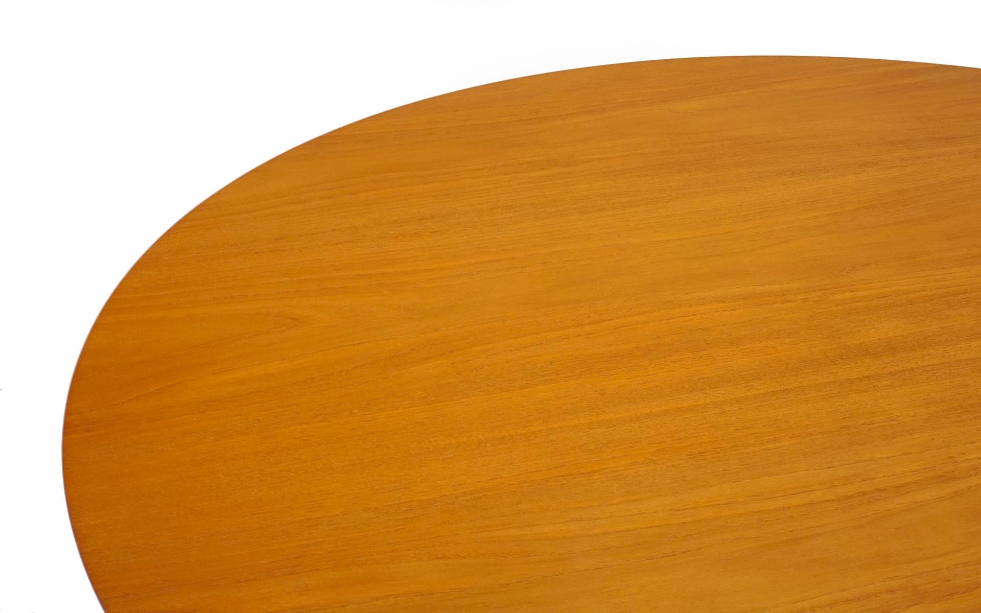 Table de salle à manger/table centrale Cyclone d'Isamu Noguchi. Plateau en teck, supports chromés, base en fer 1