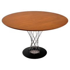 Table de salle à manger/table centrale Cyclone d'Isamu Noguchi. Plateau en teck, supports chromés, base en fer