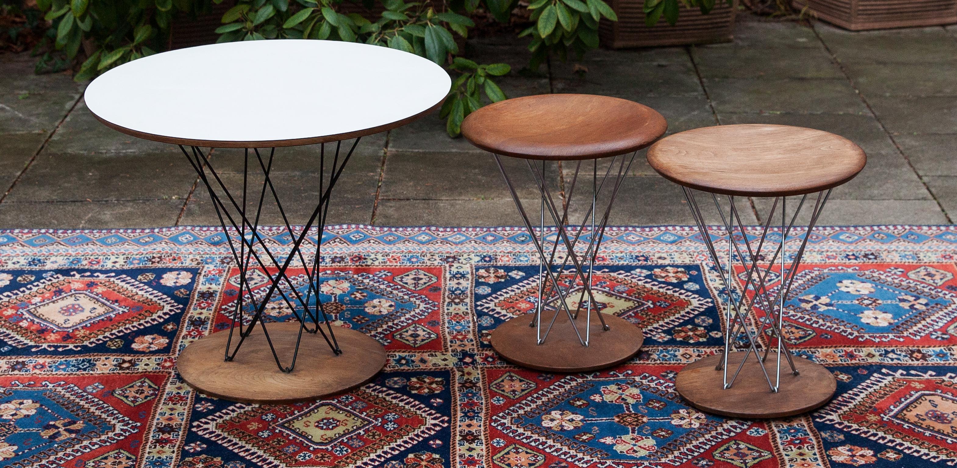 This set is a real piece of contemporary history of Mid Century Design and was exhibited with other objects by Isamu Noguchi in the pavilion of the USA at the World’s Fair in Brussels 1958. Isamu Noguchi designed the Cyclone table and the Rocking