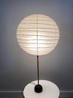 Isamu Noguchi, Frühe „Akari“-Tischlampe, Washi-Papier, Bambus, Eisen, Ozeki, 1960