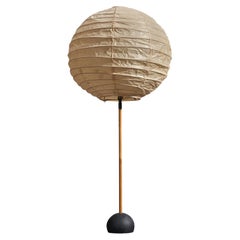 Isamu Noguchi, Frühe „Akari“-Tischlampe, Washi-Papier, Bambus, Eisen, Ozeki, 1960