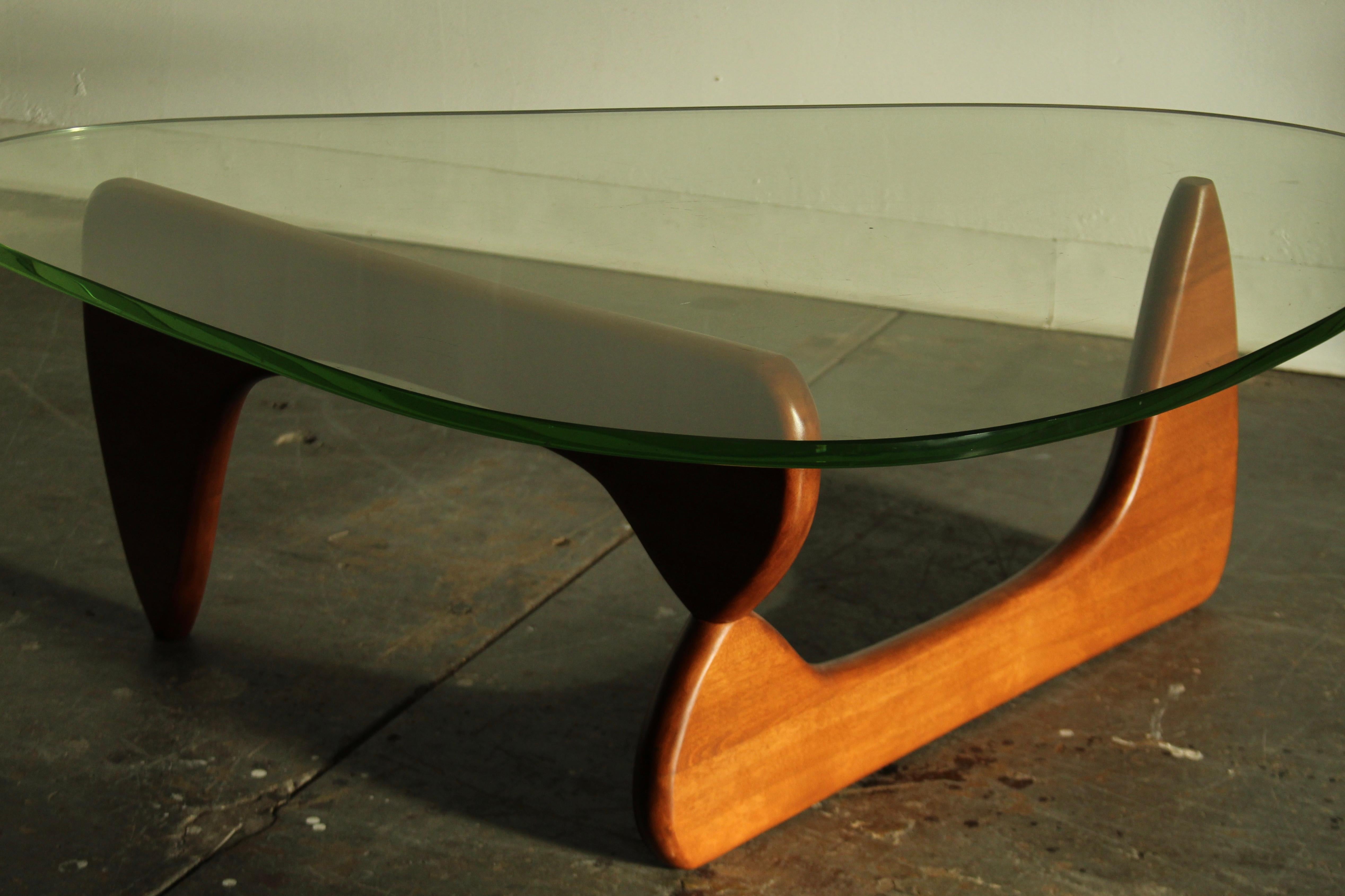 Mid-Century Modern Isamu Noguchi Early IN-50 Coffee Table with Cherry Base and Original Glass, 1949