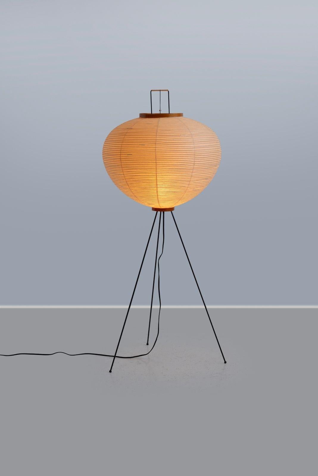 Isamu Noguchi pour Akari Sculpture lumineuse, modèle 10A
Conçu par Isamu Noguchi, 1952
Fabricant : Ozeki & Co, Ltd, Japon / USA
MATERIAL : Papier washi, acier émaillé, bambou, canne, fil
Dimensions : 49¾ h × 21 dia in
Cette sculpture lumineuse