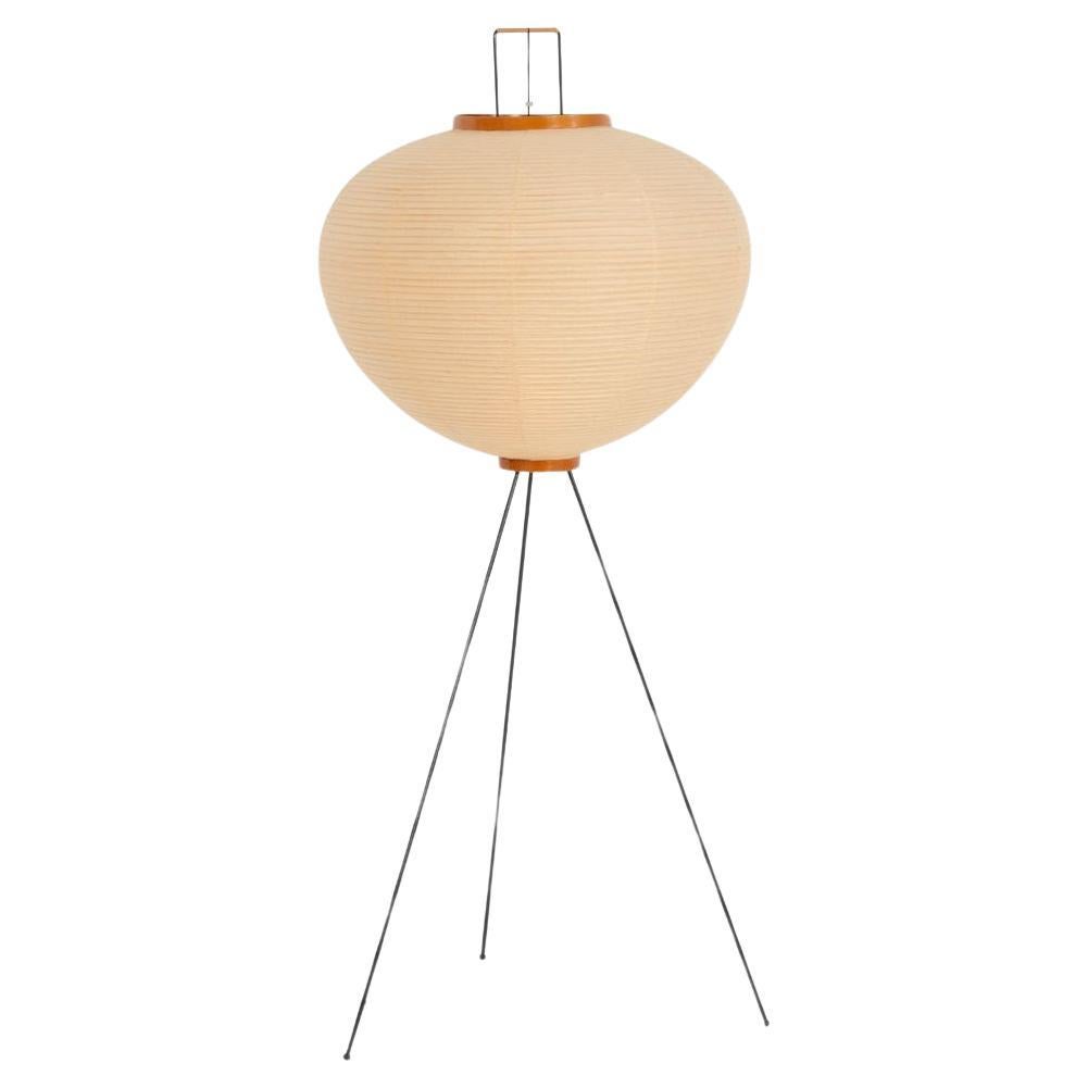 Isamu Noguchi pour la sculpture lumineuse Akari, modèle 10A