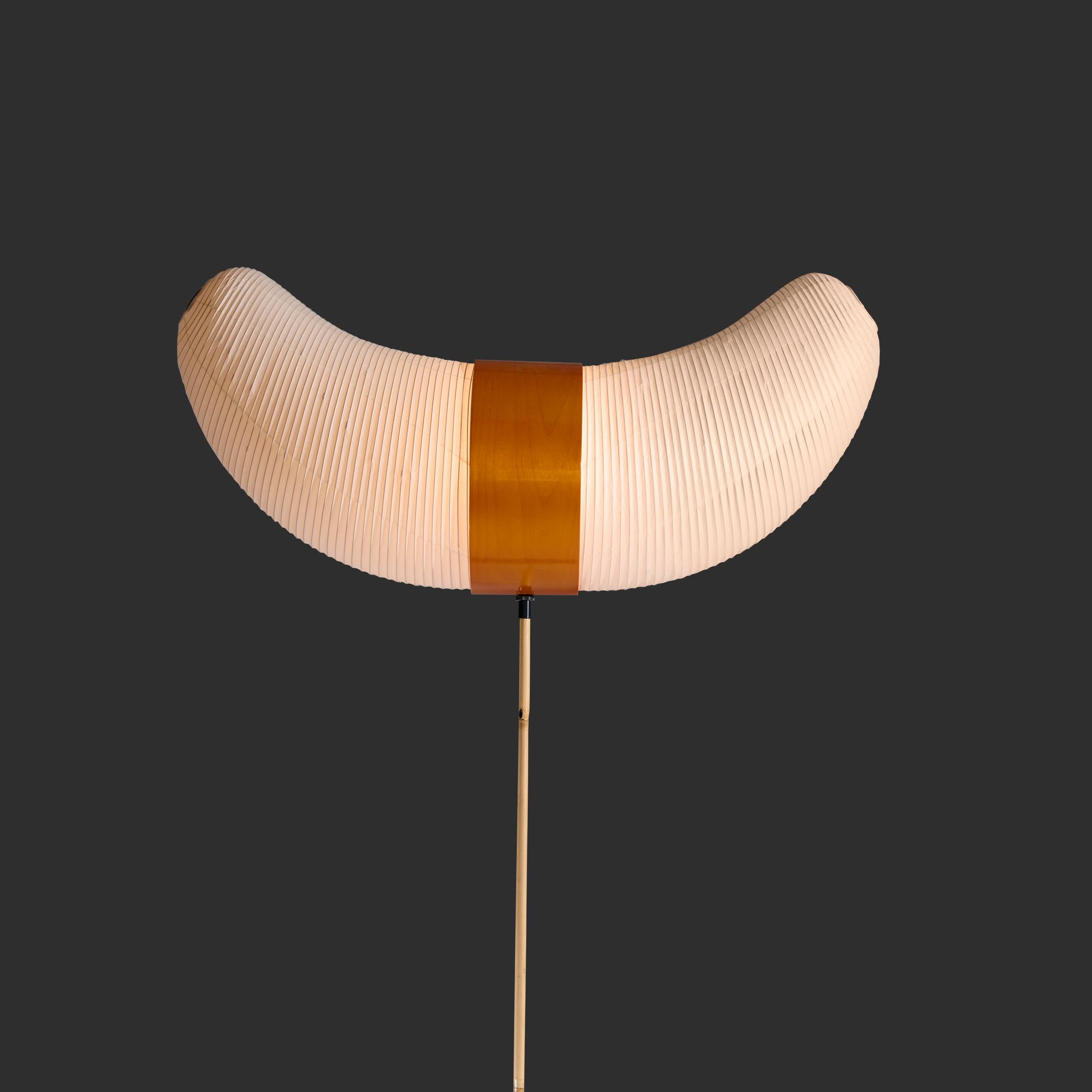Isamu Noguchi (1904-1988) para Akari / Ozeki & Co. Lámpara de pie Horn, modelo BB3-33S EE.UU./Japón. Producción más reciente de la década de 2000.

Materiales: bambú, papel washi, hierro fundido 

Dimensiones:  69 1/2