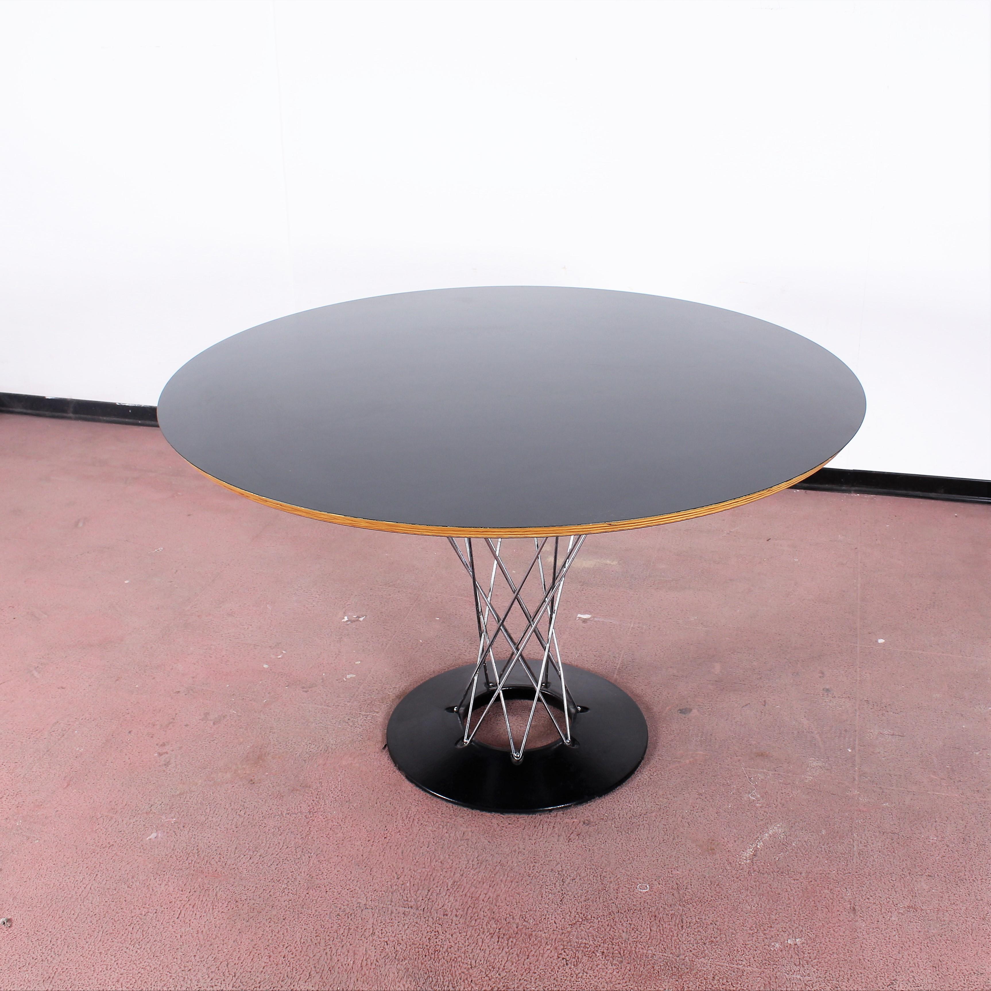 Mid-Century Modern Isamu Noguchi for Alivar Black Wood and Metal Circular Table, Italy, 1980s