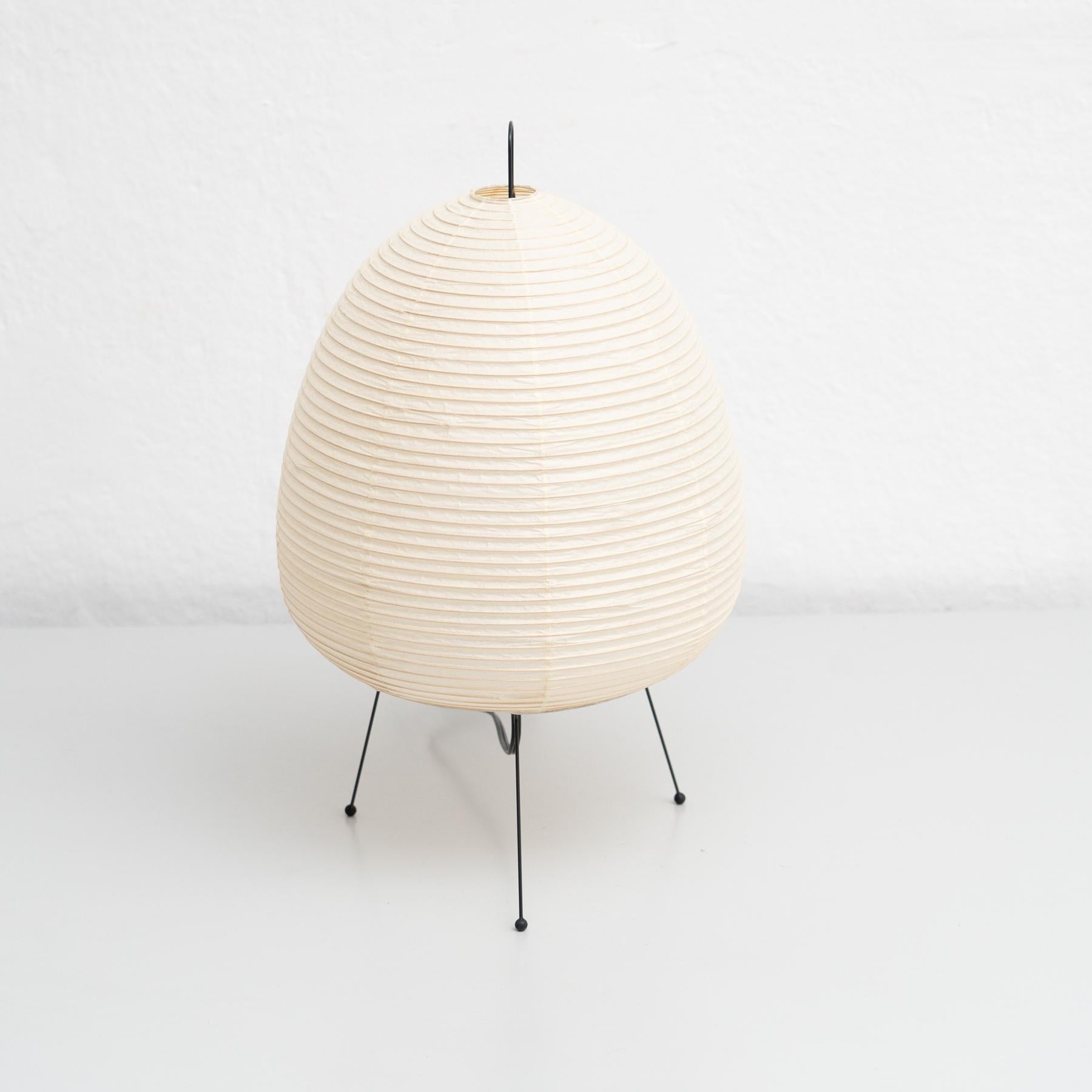 Akari 1A Lampe, entworfen von Isamu Noguchi.

In gutem Zustand.

Signierte Auflage mit gestempelter Herstellermarke.

Isamu Noguchi (1904-1988) war einer der wichtigsten und von der Kritik am meisten gefeierten Bildhauer des 20. Jahrhunderts. Im
