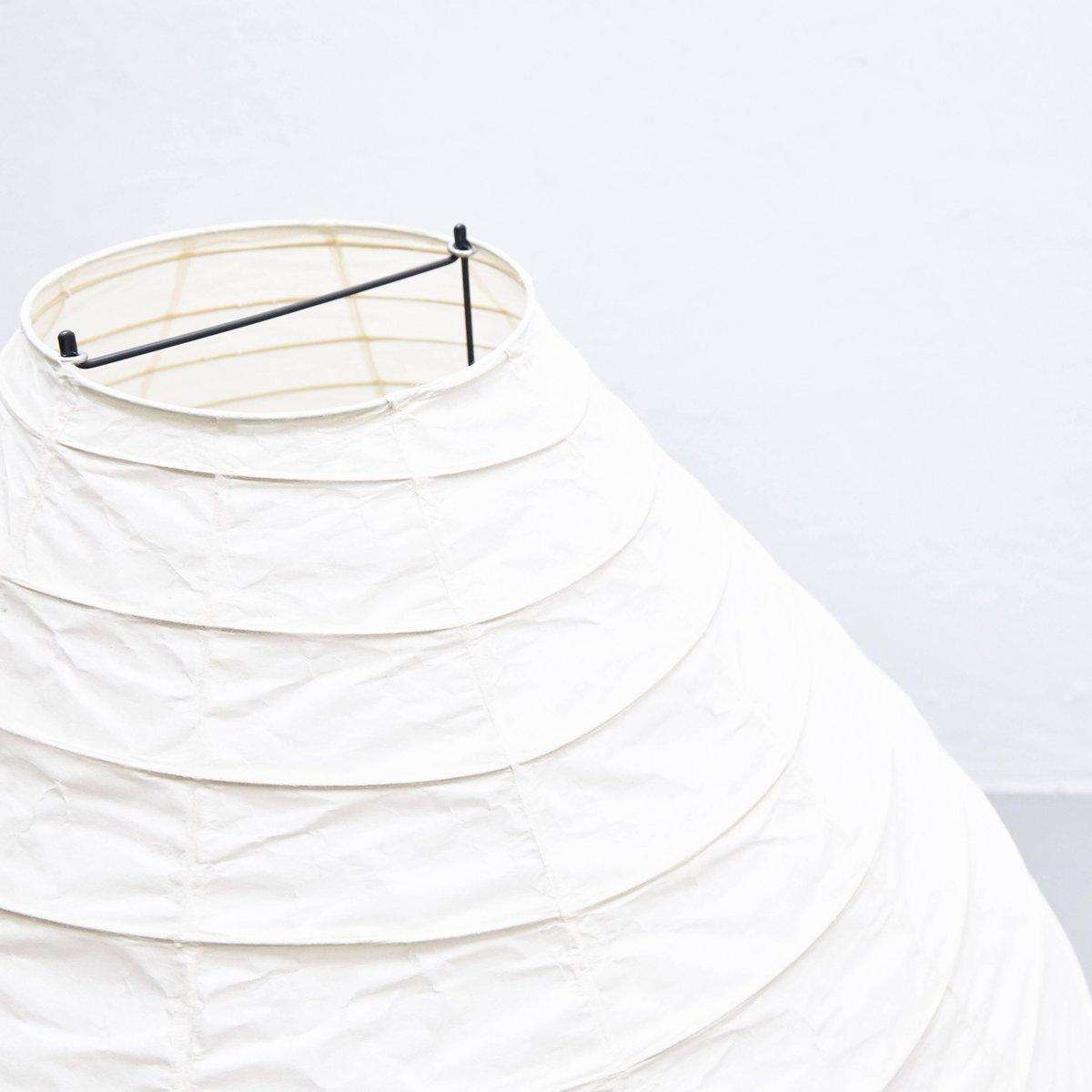 Lámpara de pie, modelo 23N, diseñada por Isamu Noguchi.
Fabricado por Ozeki & Company Ltd. (Japón).
Estructura acanalada de bambú recubierta de papel washi fabricado según los procedimientos tradicionales.

En buen estado.

Edición firmada con la