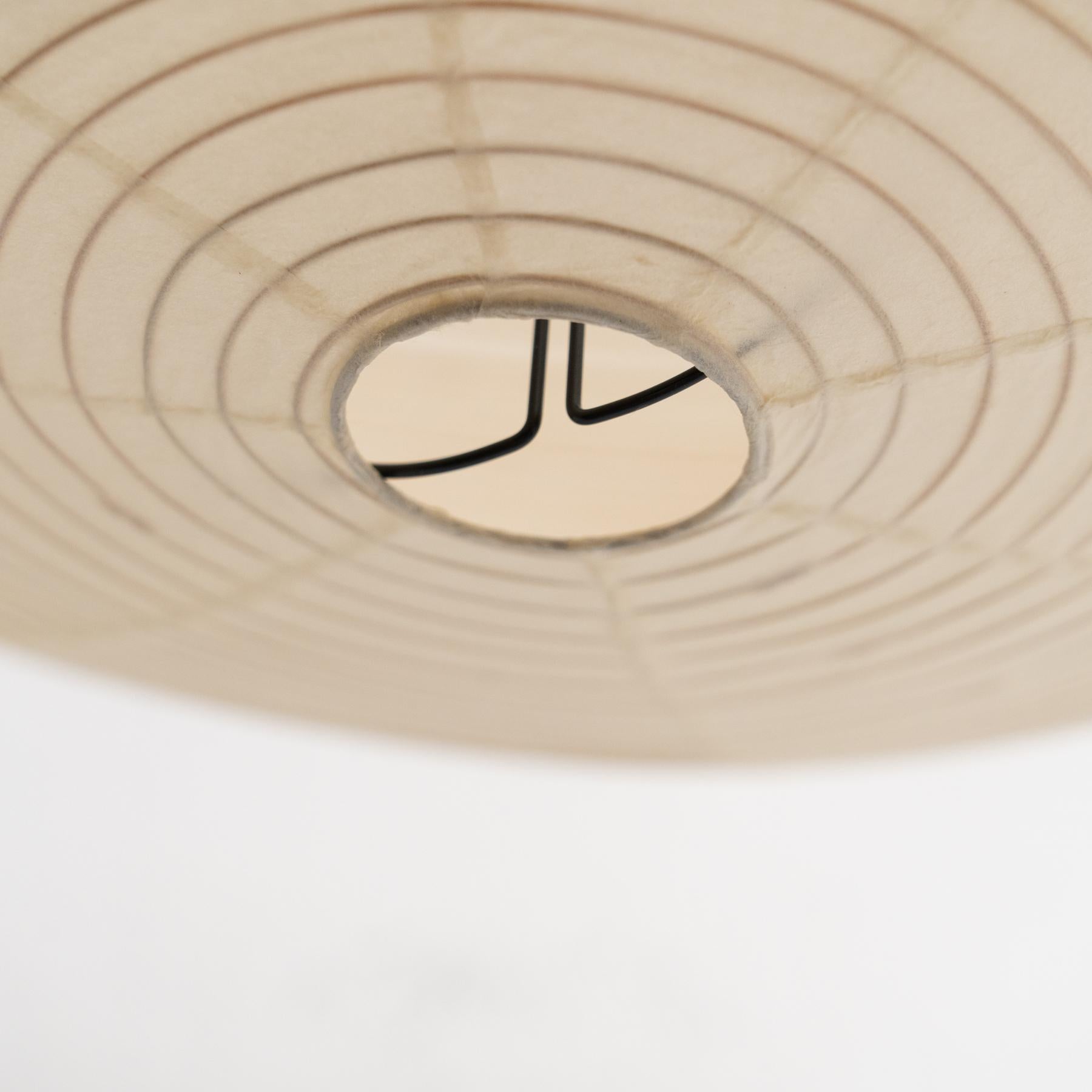 Isamu Noguchi Mid-Century Modern Paper Akari 26A Ceiling Lamp In Good Condition For Sale In Barcelona, Barcelona