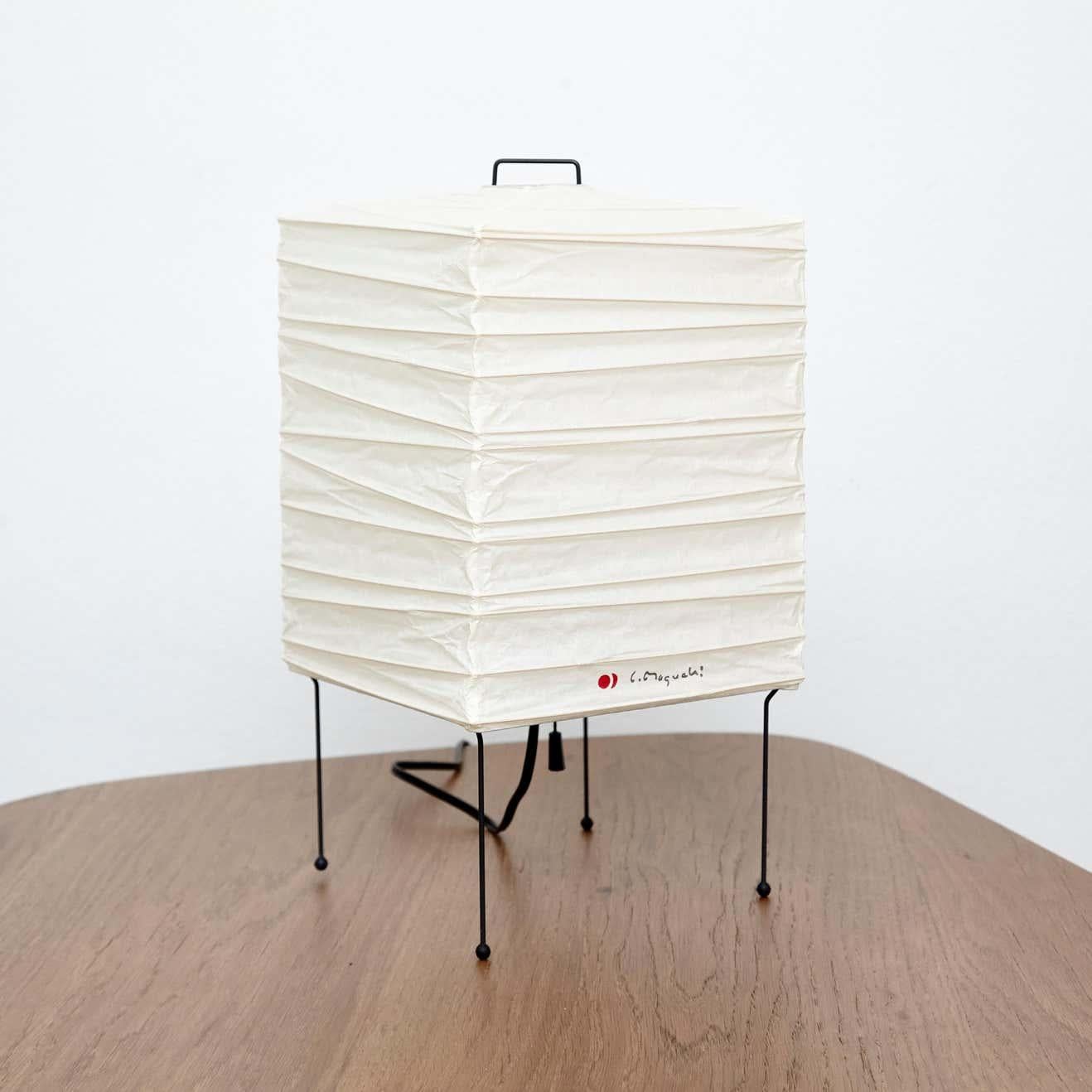 Lampe de table, modèle 1X, conçue par Isamu Noguchi.
Fabriqué par Ozeki & Company Ltd. (Japon.)
Structure à nervures en bambou recouverte de papier washi fabriqué selon les procédures traditionnelles.

En bon état vintage.

Édition signée avec