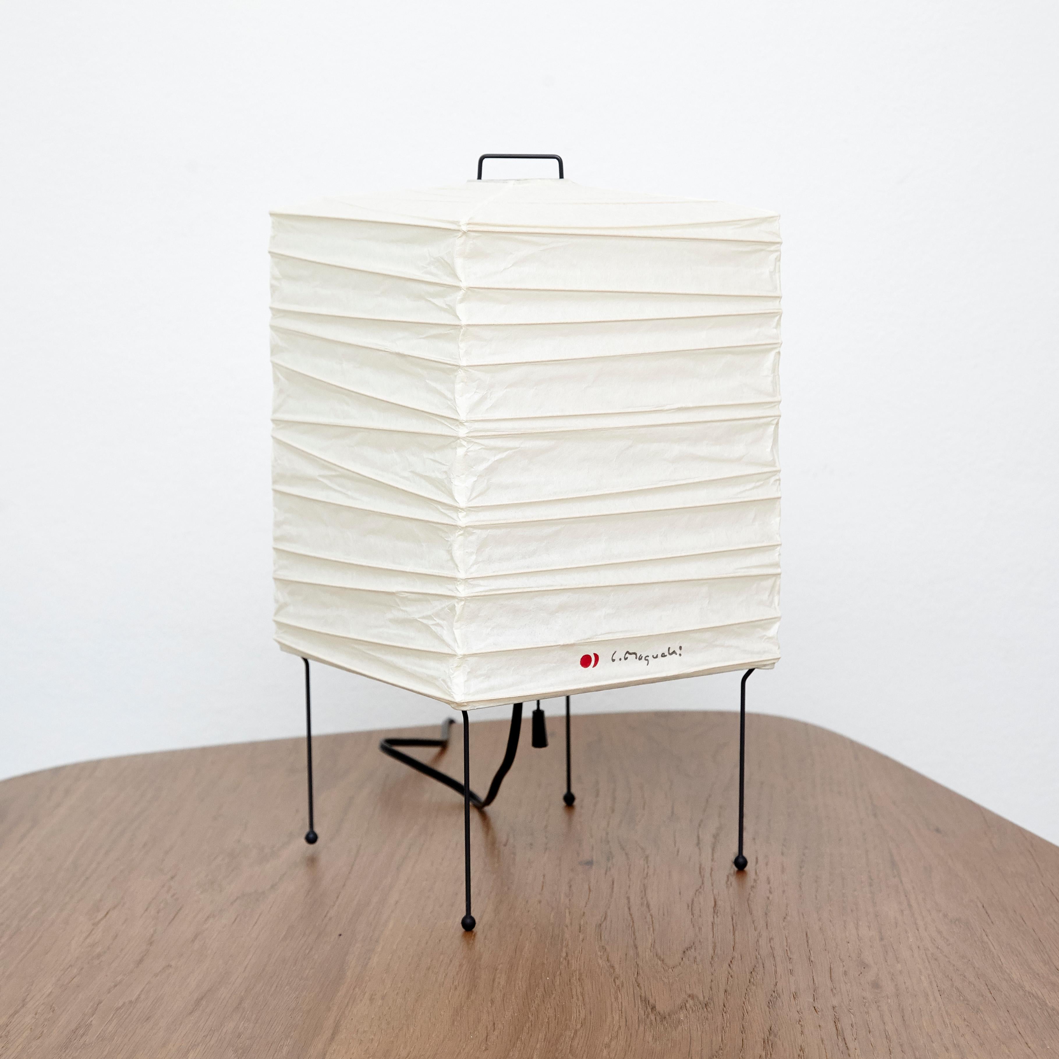 Table lamp, model 1X, designed by Isamu Noguchi.
Manufactured by Ozeki & Company Ltd. (Japan.)
Bamboo ribbing structure covered by washi paper manufactured according to the traditional procedures.

In good vintage condition.

Edition signed