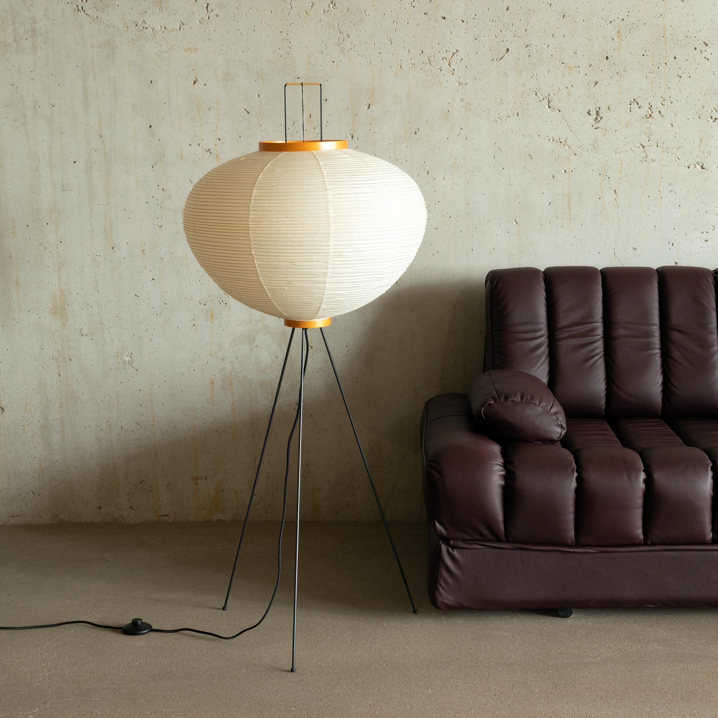 L'emblématique sculpture lumineuse Akari, connue sous le nom de modèle 10A, a été conçue par Isamu Noguchi et fabriquée à la main à partir de papier washi et de bambou traditionnels. Chaque abat-jour Akari est méticuleusement fabriqué à la main dans