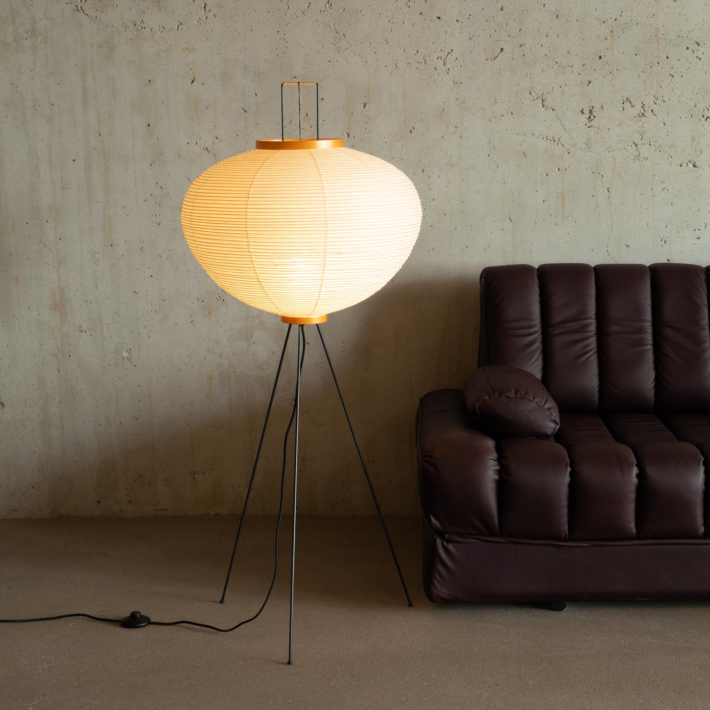 Mid-Century Modern Sculpture lumineuse Akari Isamu Noguchi Modèle 10A fabriquée à la main par Ozeki, Japon en vente