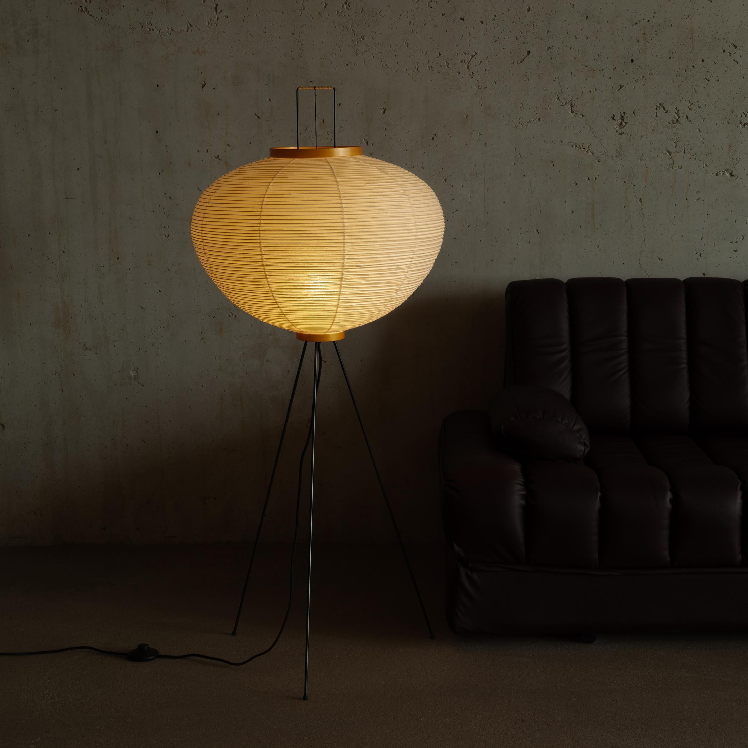 Japonais Sculpture lumineuse Akari Isamu Noguchi Modèle 10A fabriquée à la main par Ozeki, Japon en vente