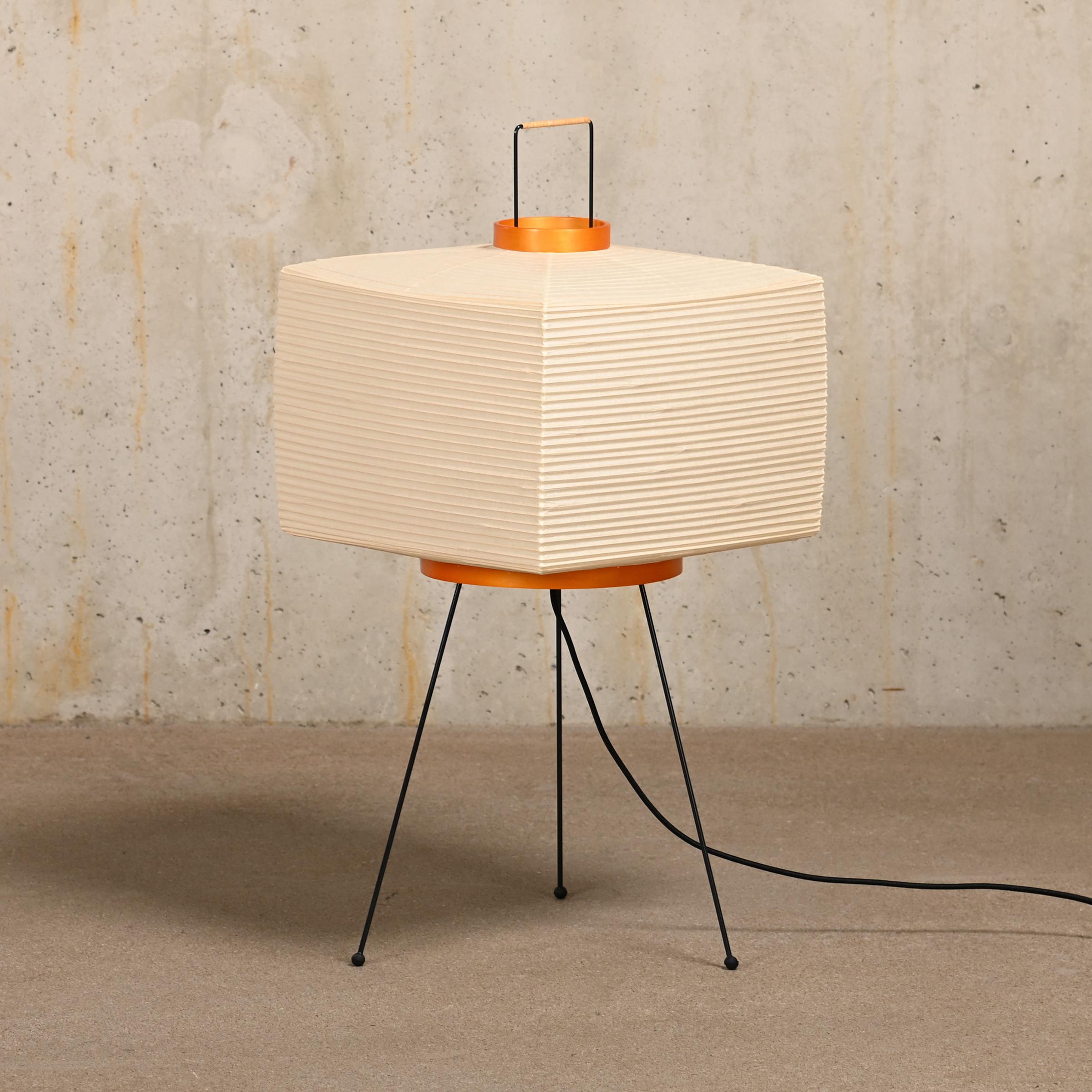 Mid-Century Modern Sculpture lumineuse Akari Isamu Noguchi Modèle 7A fabriquée à la main par Ozeki, Japon en vente