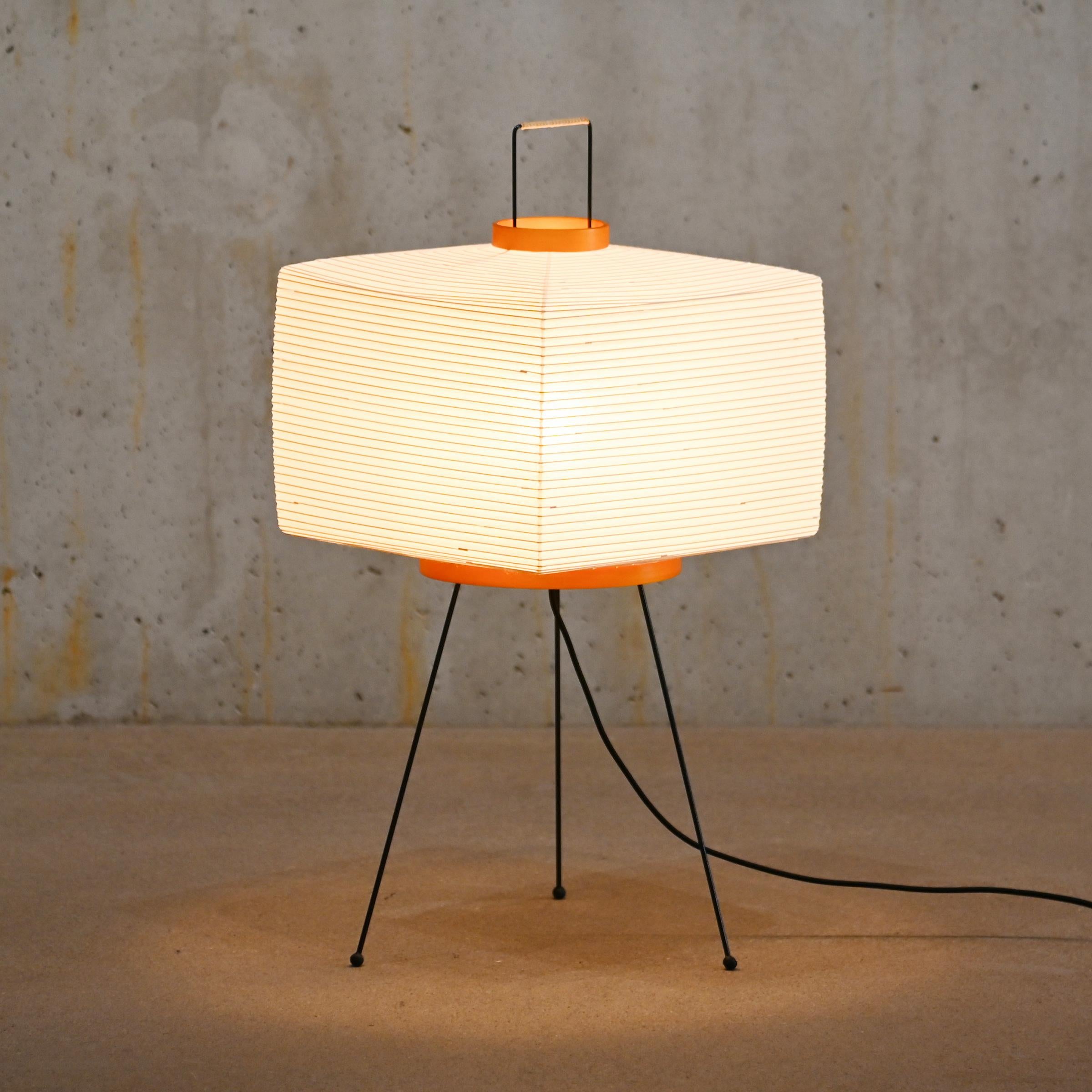 Sculpture lumineuse Akari Isamu Noguchi Modèle 7A fabriquée à la main par Ozeki, Japon Excellent état - En vente à Amsterdam, NL