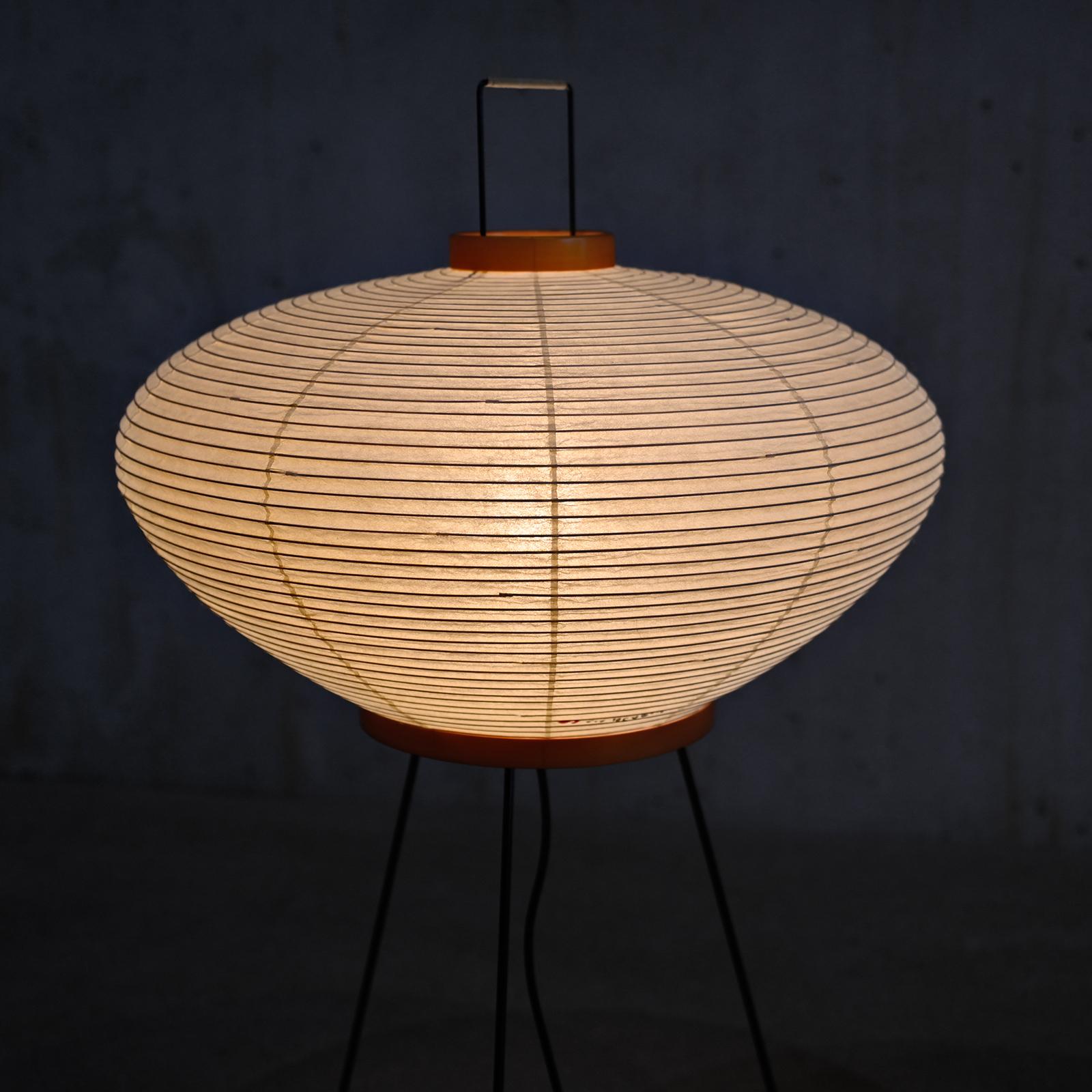 Isamu Noguchi Model 9A Akari Light Sculpture Handcrafted by Ozeki, Japan In Excellent Condition In Amsterdam, NL