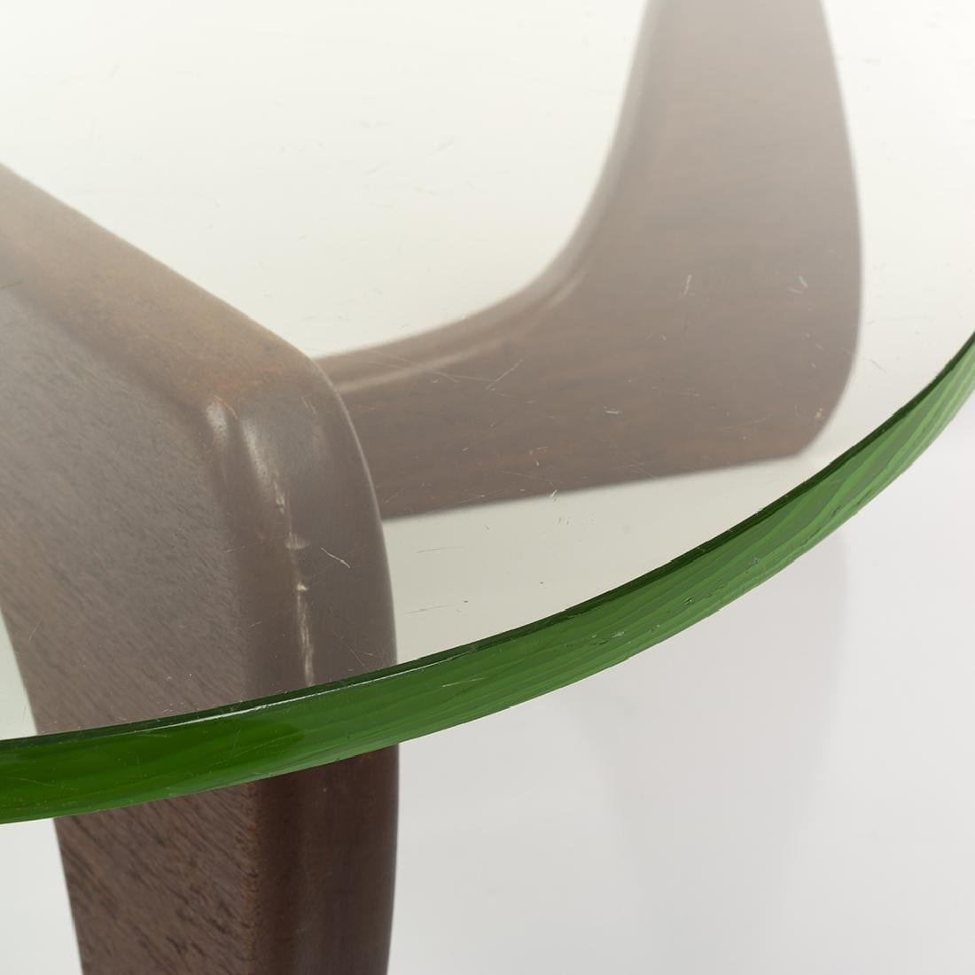 Superbe table basse authentique Isamu Noguchi 1ère génération:: 1957:: finition profonde du bois d'acajou. Design iconique et avec le plateau en verre original (teinté en vert).